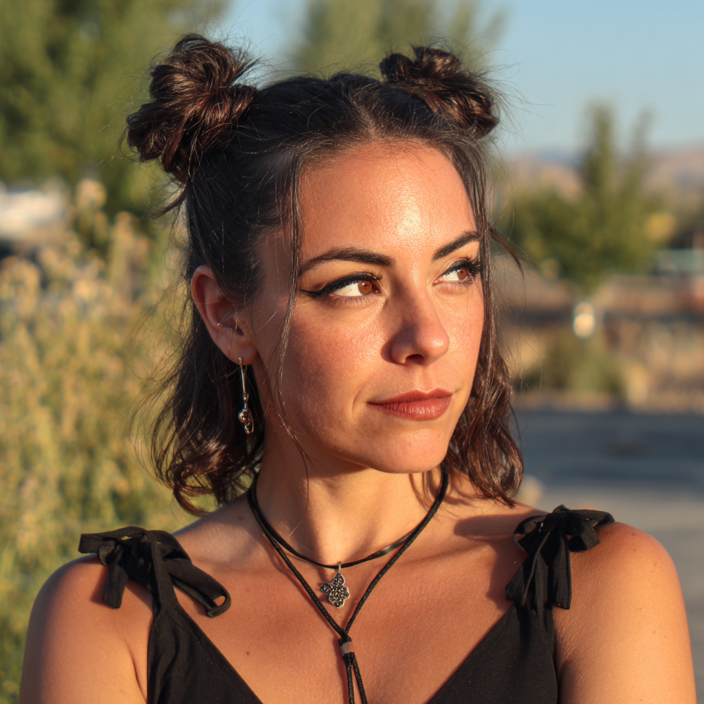 Una mujer con un vestido negro | Fuente: Midjourney