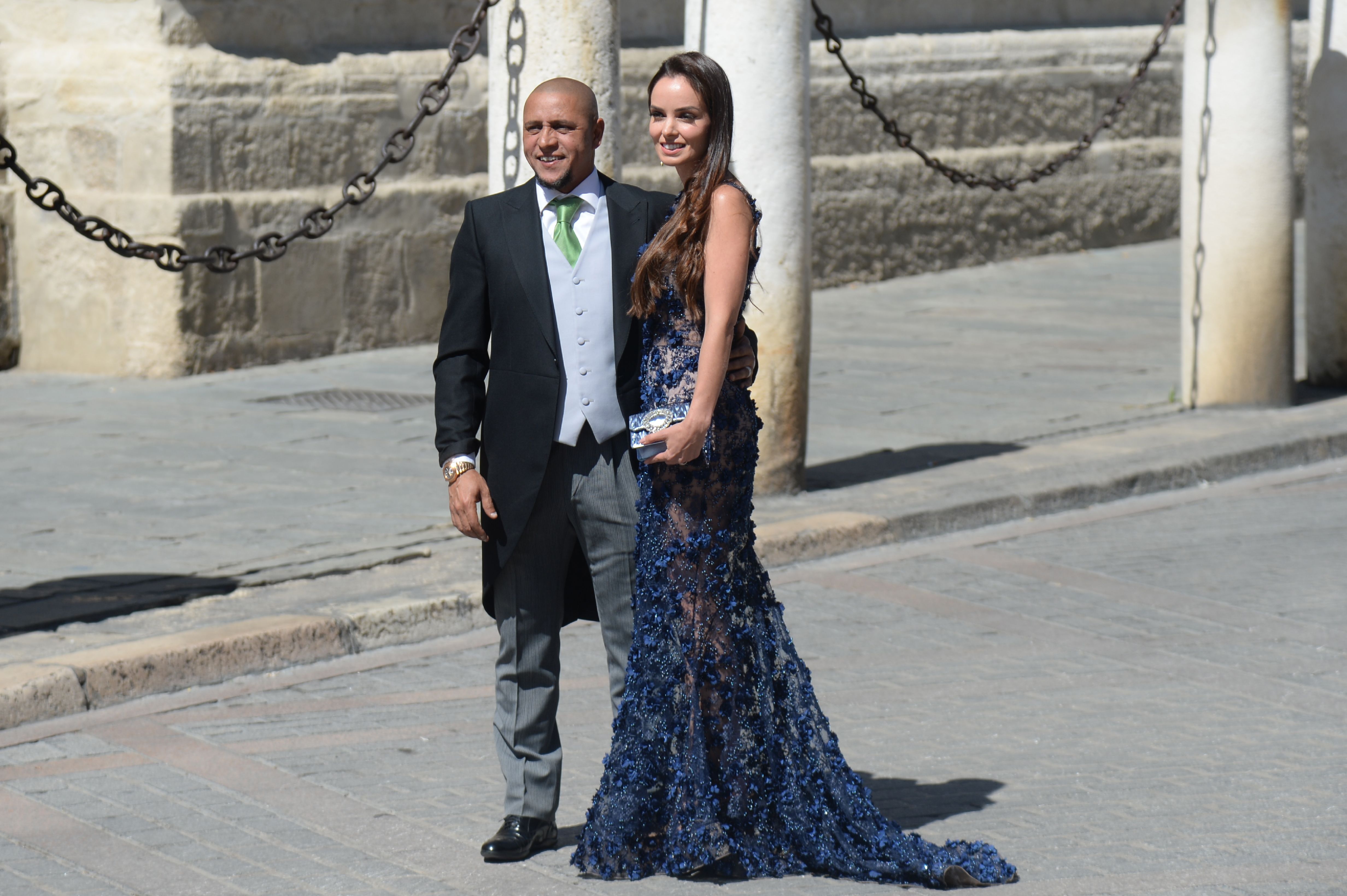 Roberto Carlos y su esposa Mariana Luccon llegan a la Catedral de Sevilla el 15 de junio de 2019 para asistir a la boda del futbolista español del Real Madrid Sergio Ramos y Pilar Rubio. | Fuente: Getty Images