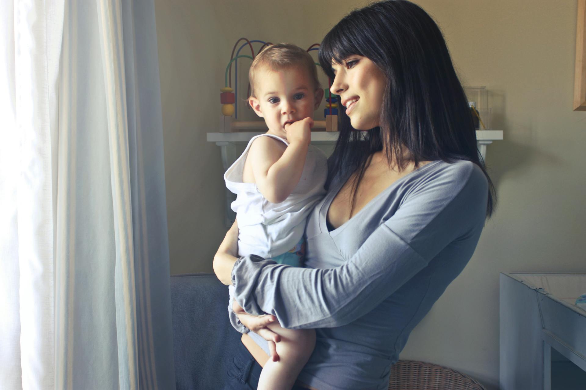 Una mujer con un bebé en brazos | Fuente: Pexels