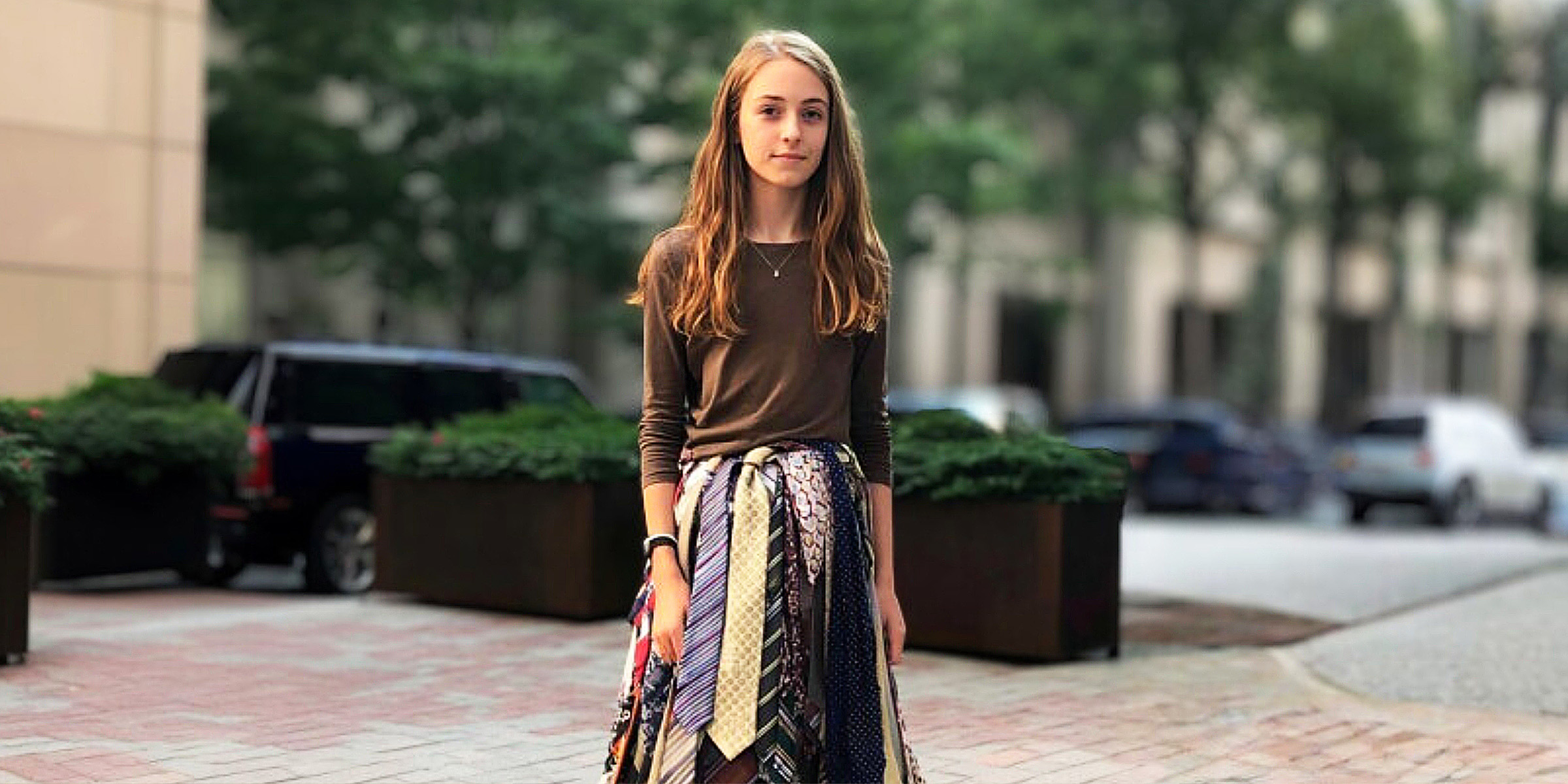 Una chica con una falda hecha de corbatas | Fuente: Morelimedia