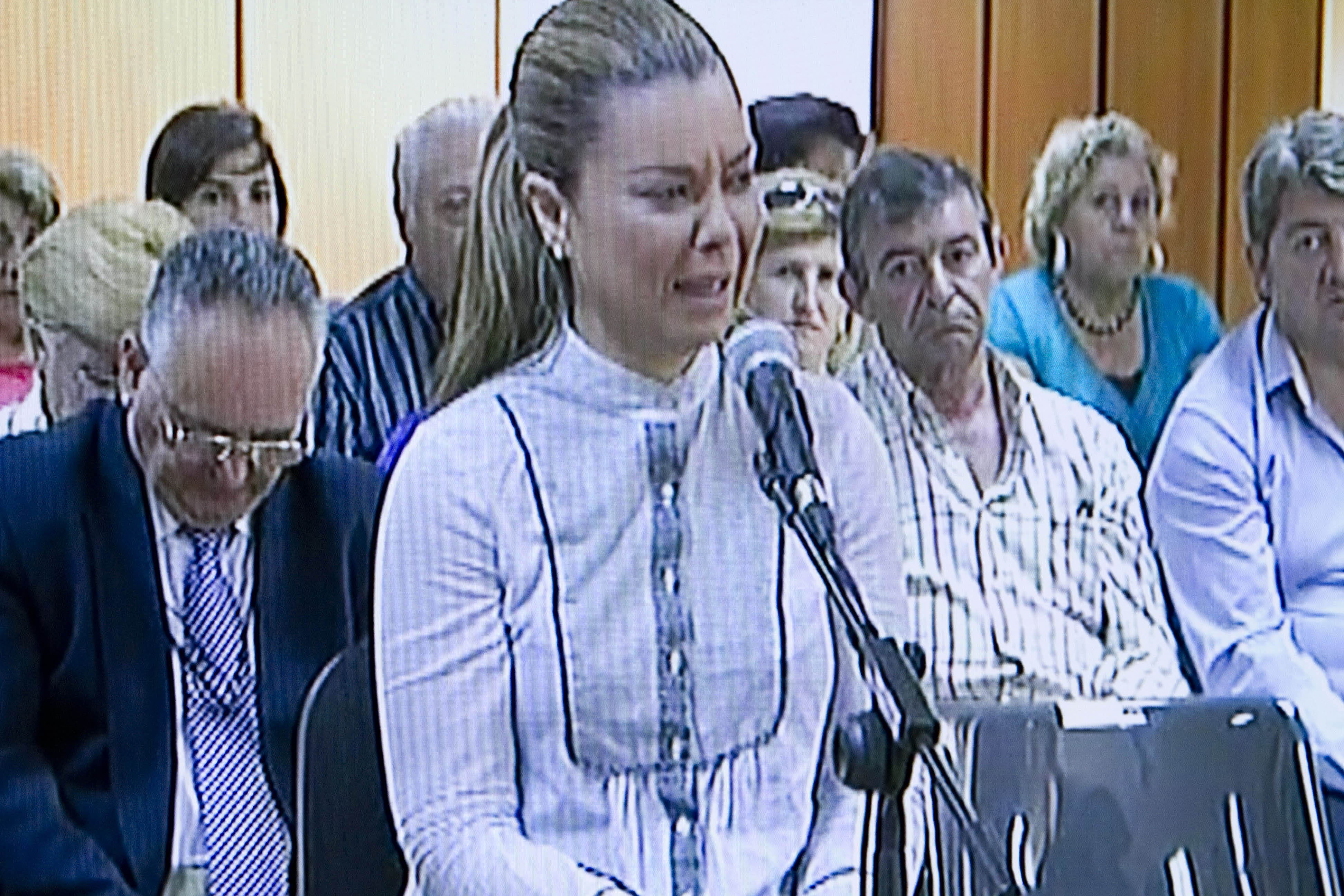 María José Campanario acude al Juzgado de Cádiz para declarar su implicación en la "Operación Karlos", el caso relacionado con la venta de pensiones por discapacidad a personas sin discapacidad, el 12 de mayo de 2011 en Cádiz, España. | Fuente: Getty Images