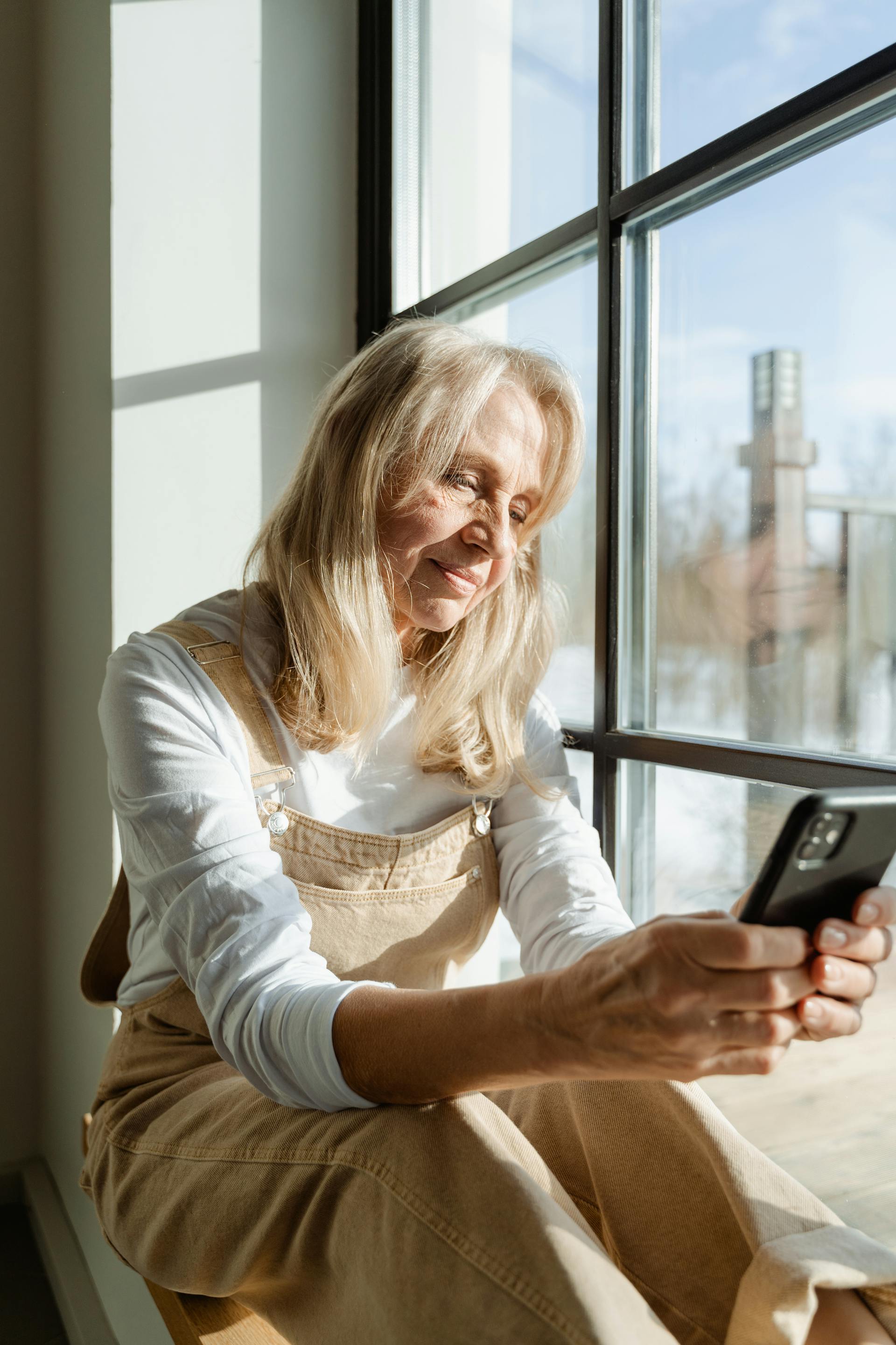 Una mujer haciendo una llamada telefónica | Fuente: Pexels