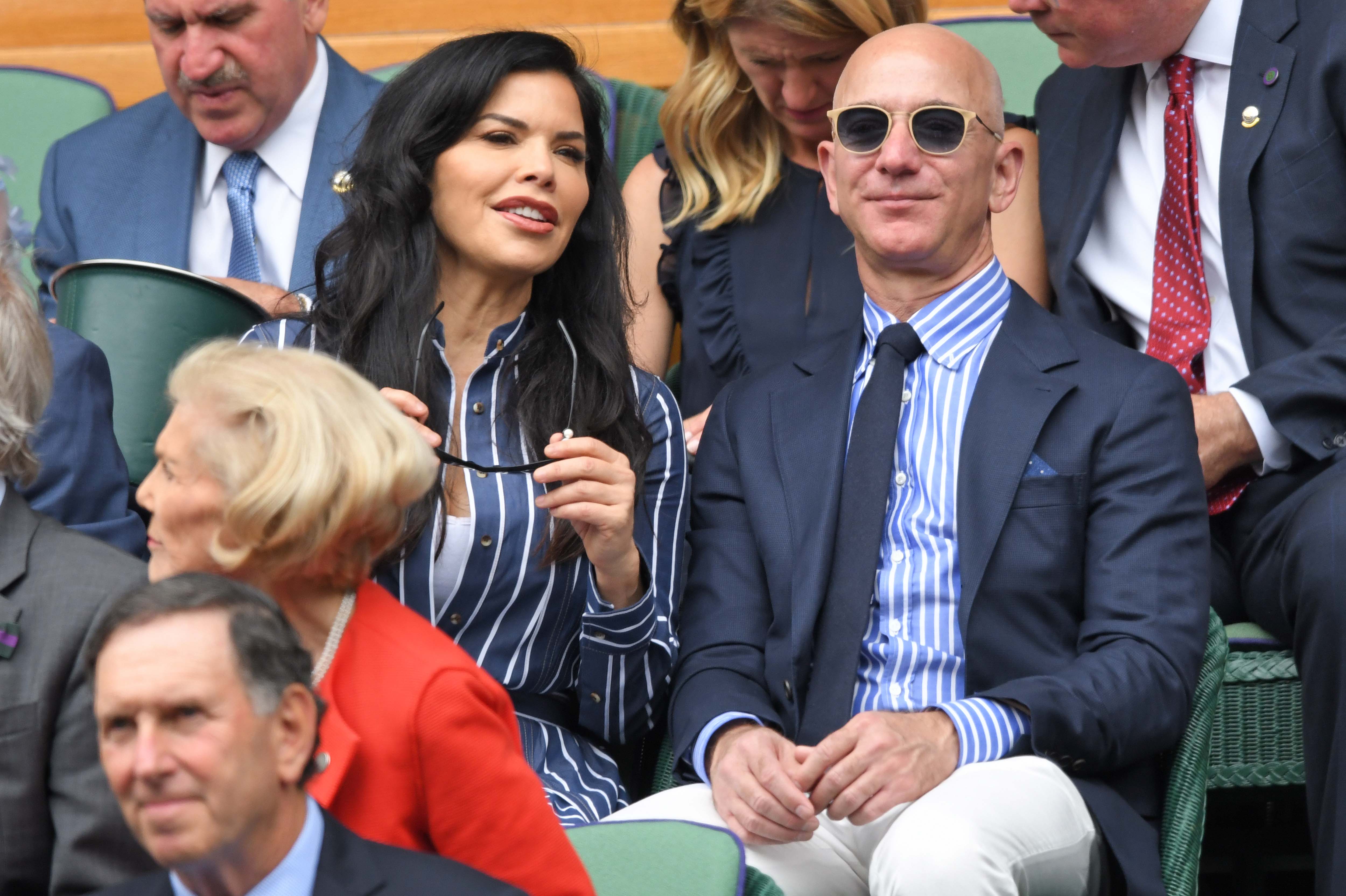 Lauren Sánchez y Jeff Bezos durante la jornada final masculina del Campeonato de Tenis de Wimbledon el 14 de julio de 2019, en Londres, Inglaterra. | Fuente: Getty Images.