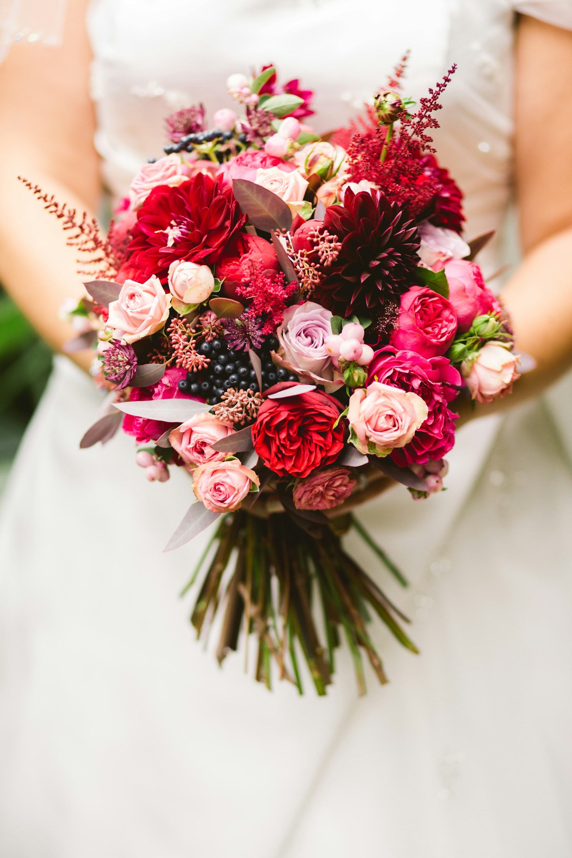 Una novia sosteniendo un ramo de flores | Fuente: Unsplash
