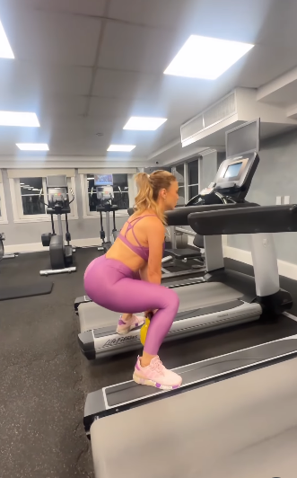 Evangelina Anderson haciendo ejercicios. | Fuente: Instagram/evangelinaanderson