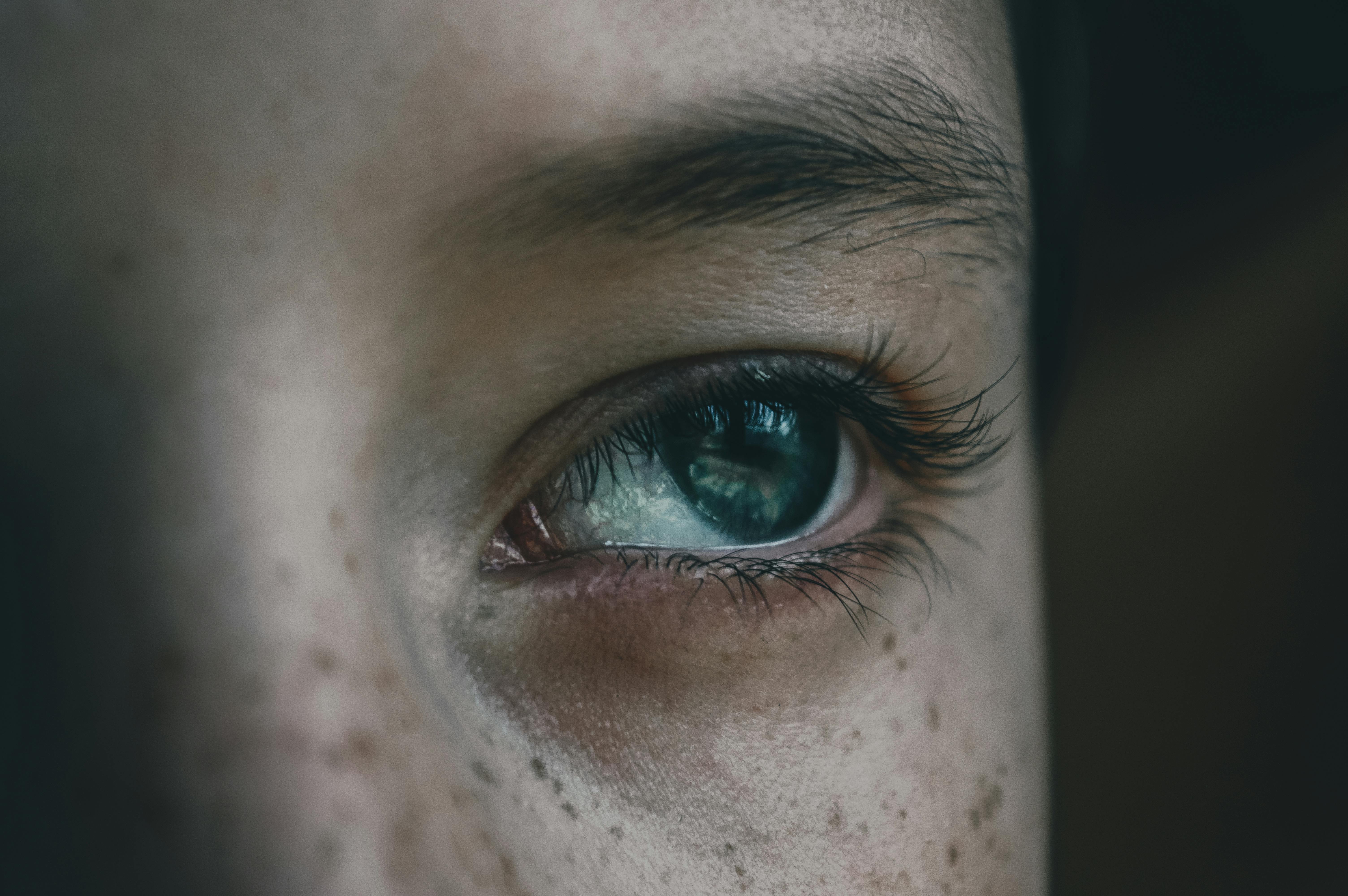Primer plano de una mujer pensando | Fuente: Pexels