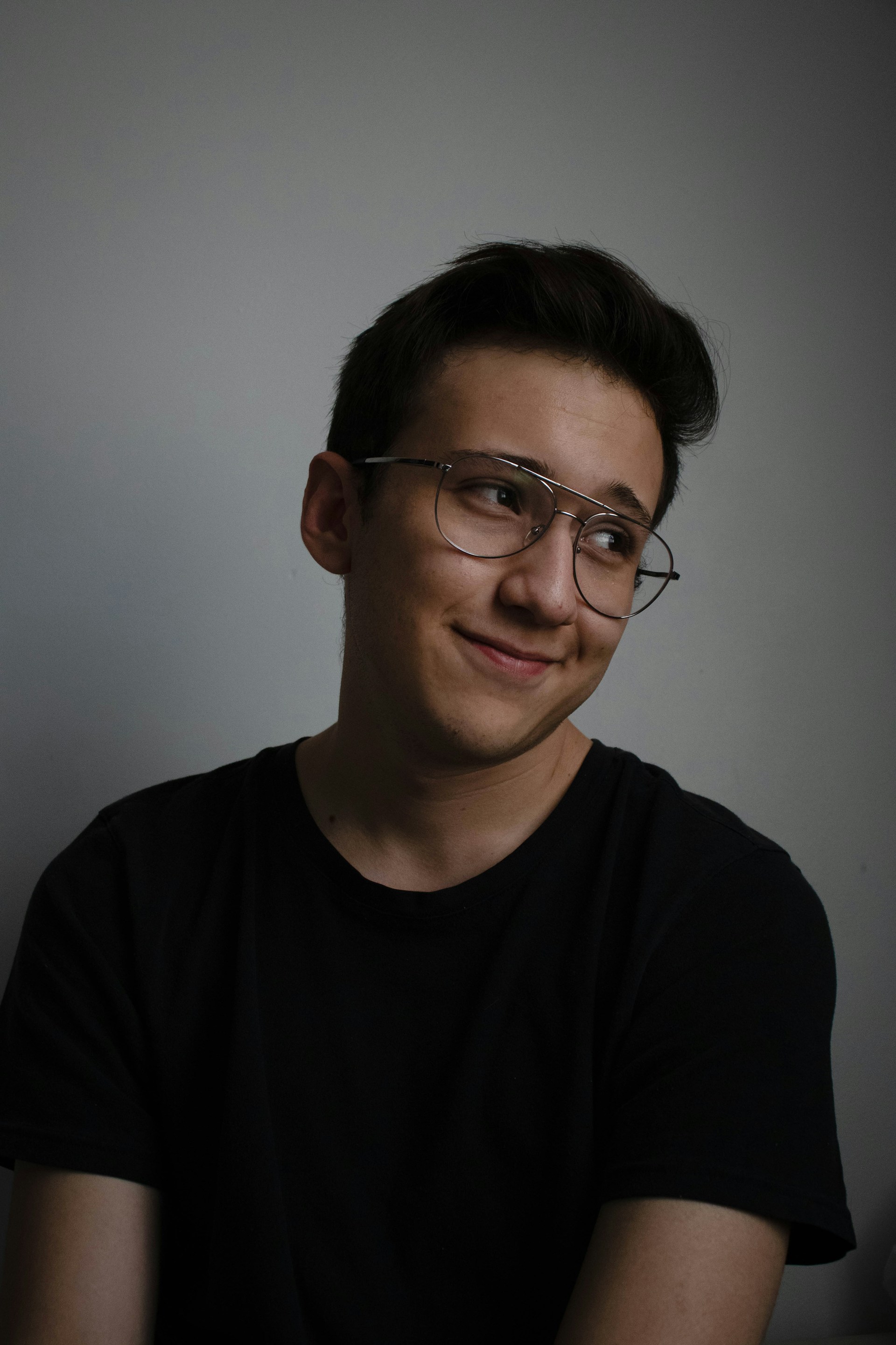 Un hombre sonriendo a alguien | Fuente: Unsplash