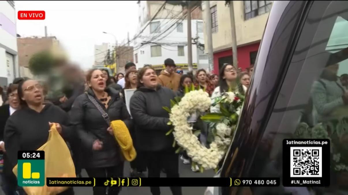 Allegados de Sheyla Gutiérrez llorando su muerte en su funeral | Fuente: Instagram/latinanoticias.pe