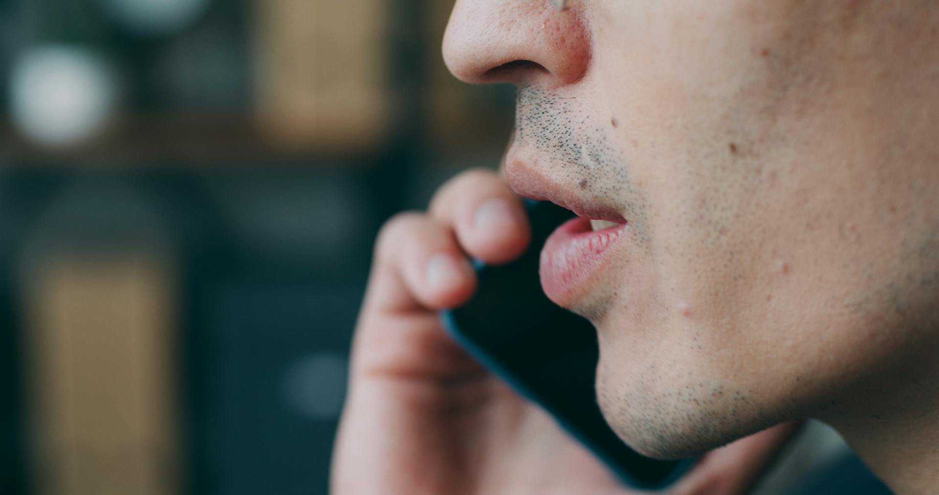 Primer plano de un hombre hablando por teléfono | Fuente: Pexels