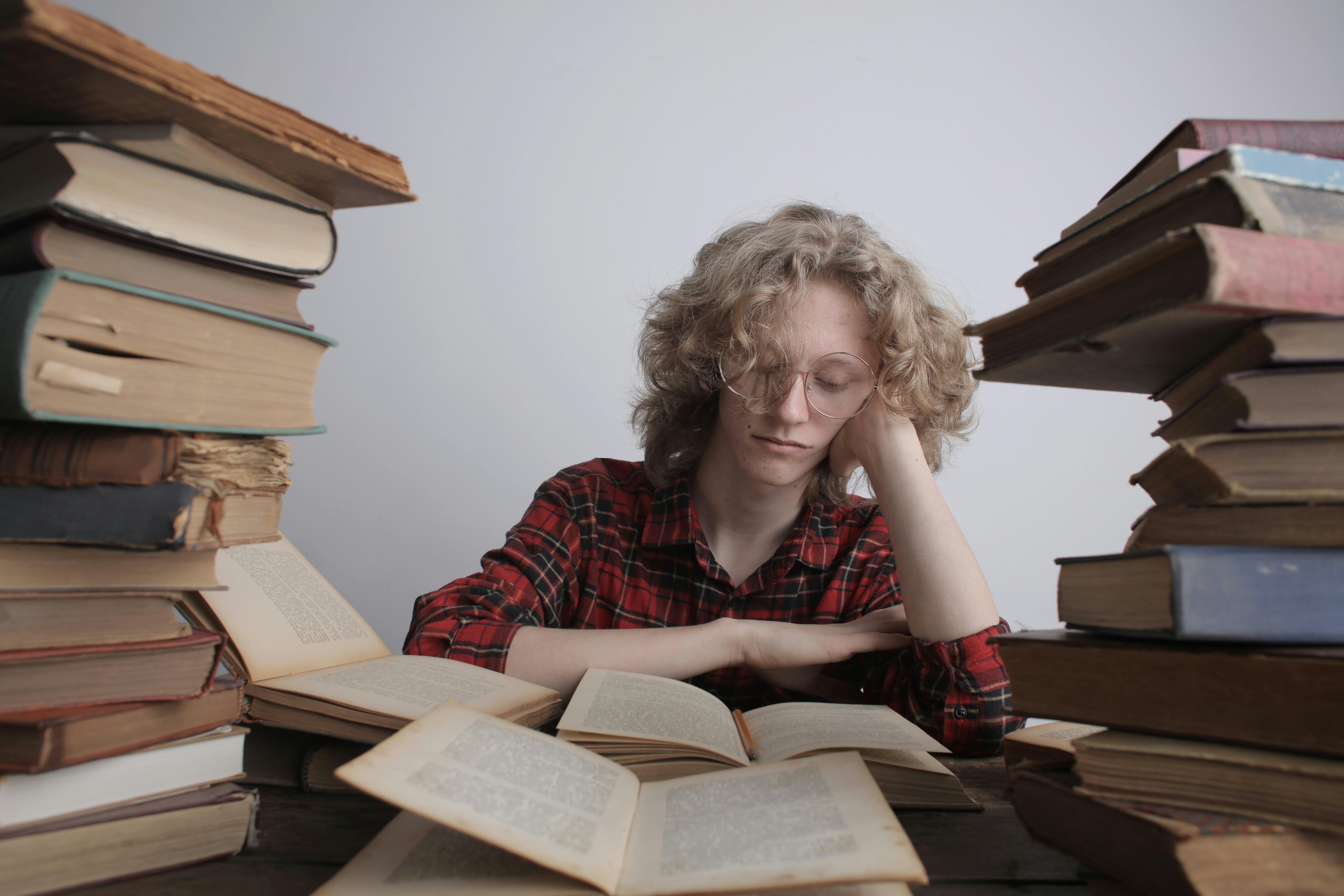 Un chico estudiando | Fuente: Pexels