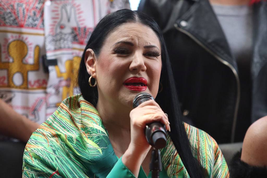 Alejandra Ávalos habla durante la conferencia de prensa sobre el XLV desfile LGBTTTI+ en La Polanqueña, el 23 de marzo de 2023 en Ciudad de México, México. | Foto: Getty Images