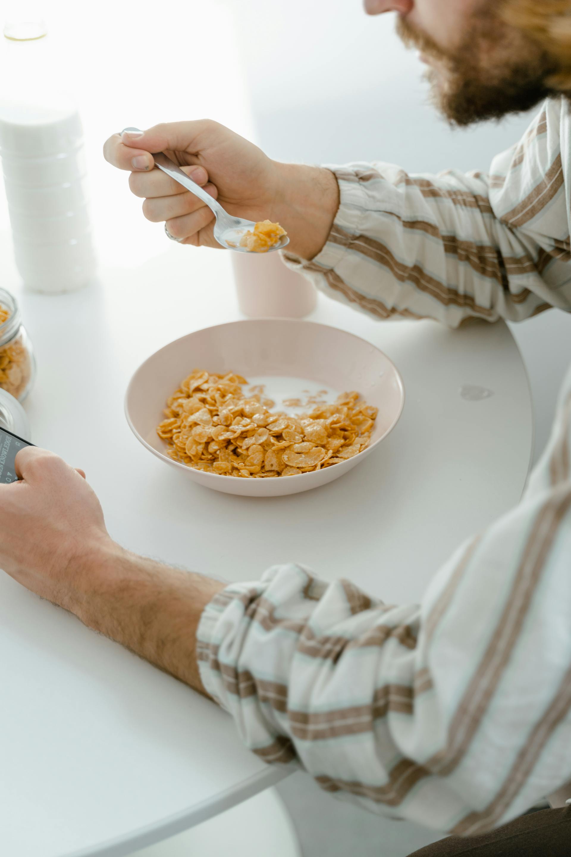 Un hombre desayunando | Fuente: Pexels