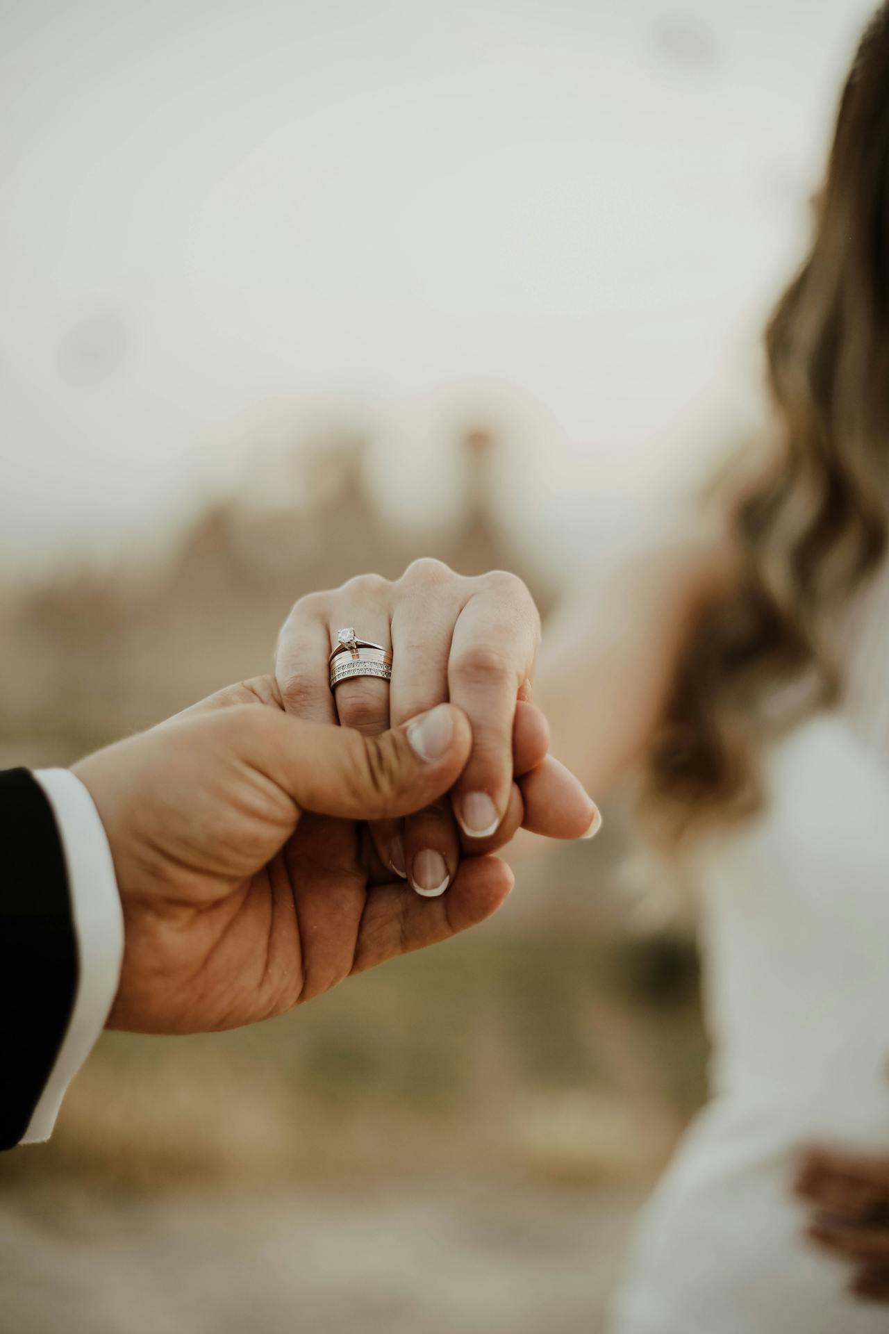 Una pareja de recién casados tomados de la mano | Fuente: Pexels