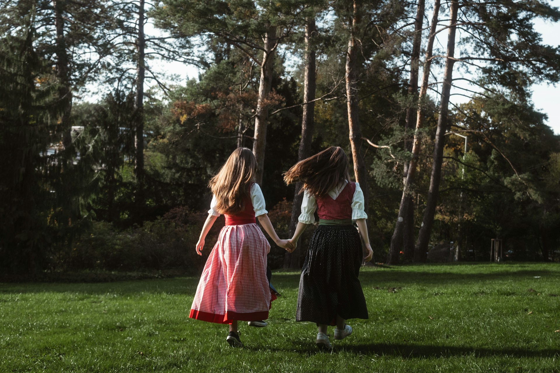 Duas melhores amigas caminhando de mãos dadas | Fonte: Unsplash