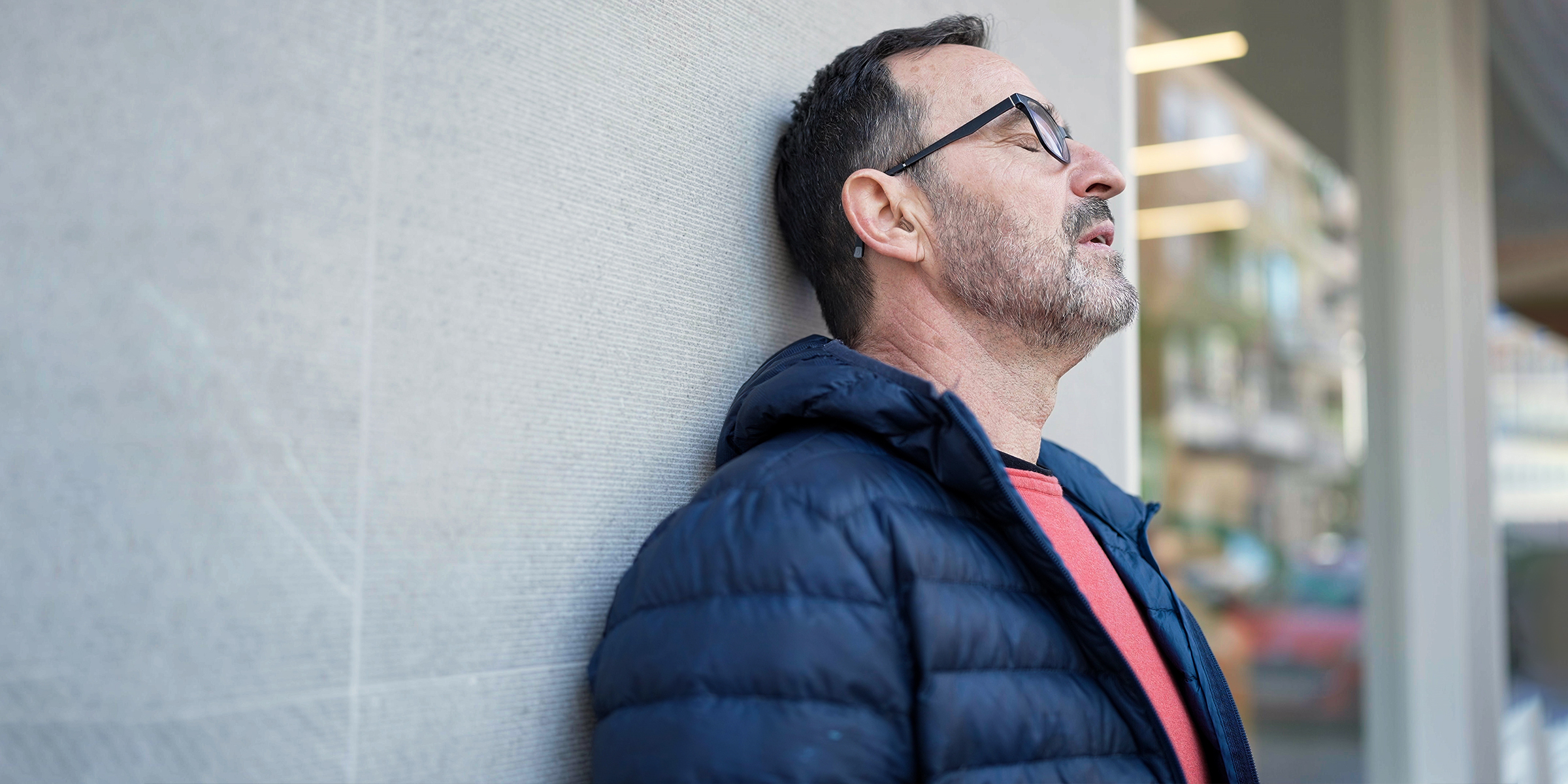 Un hombre tenso y preocupado | Fuente: Shutterstock