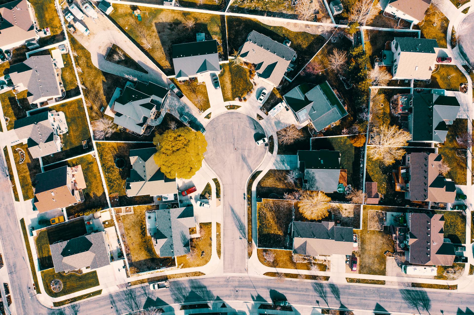 Vista aérea de una calle sin salida | Fuente: Pexels