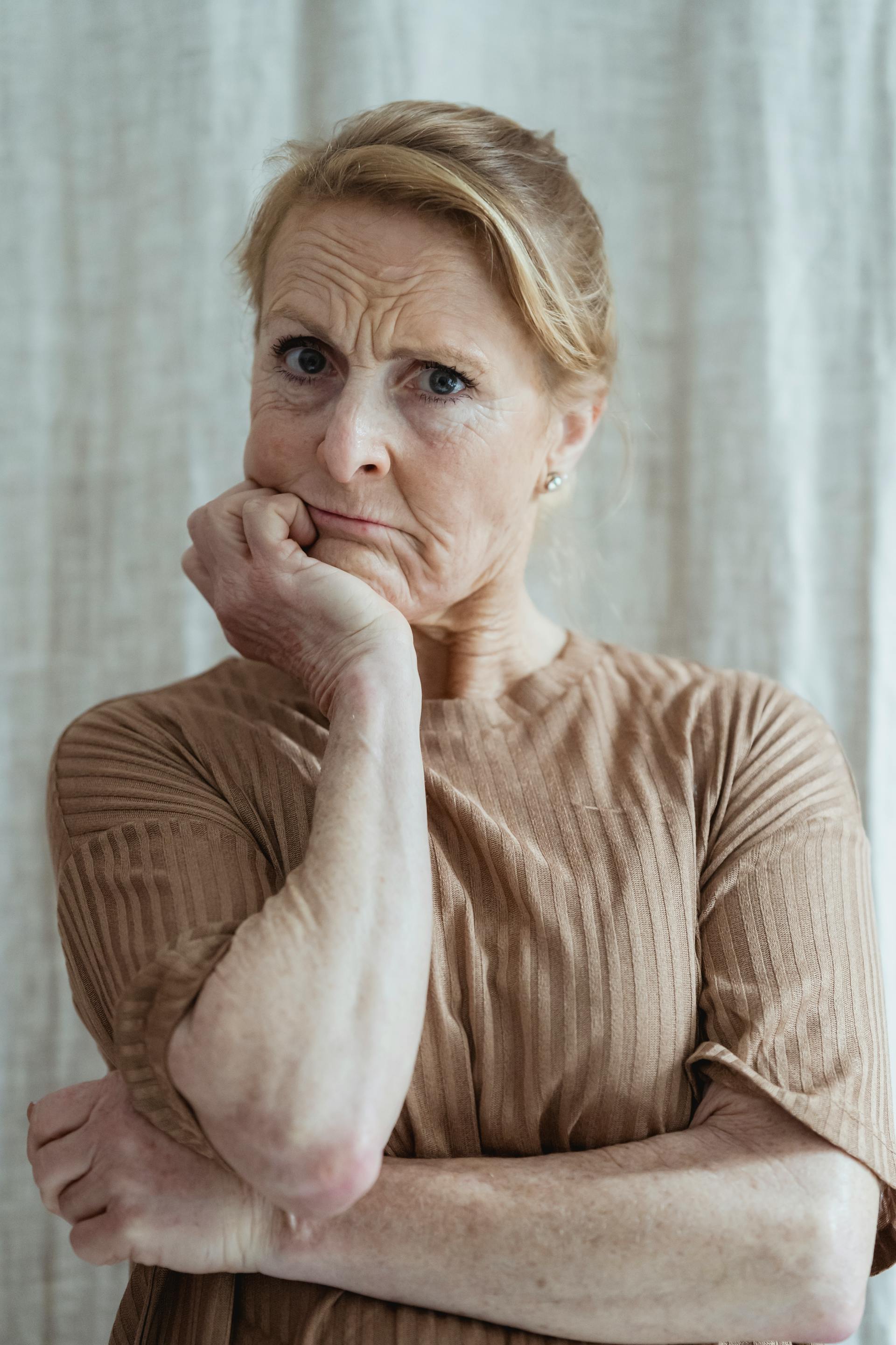 Mujer madura preocupada mirando al frente | Fuente: Pexels