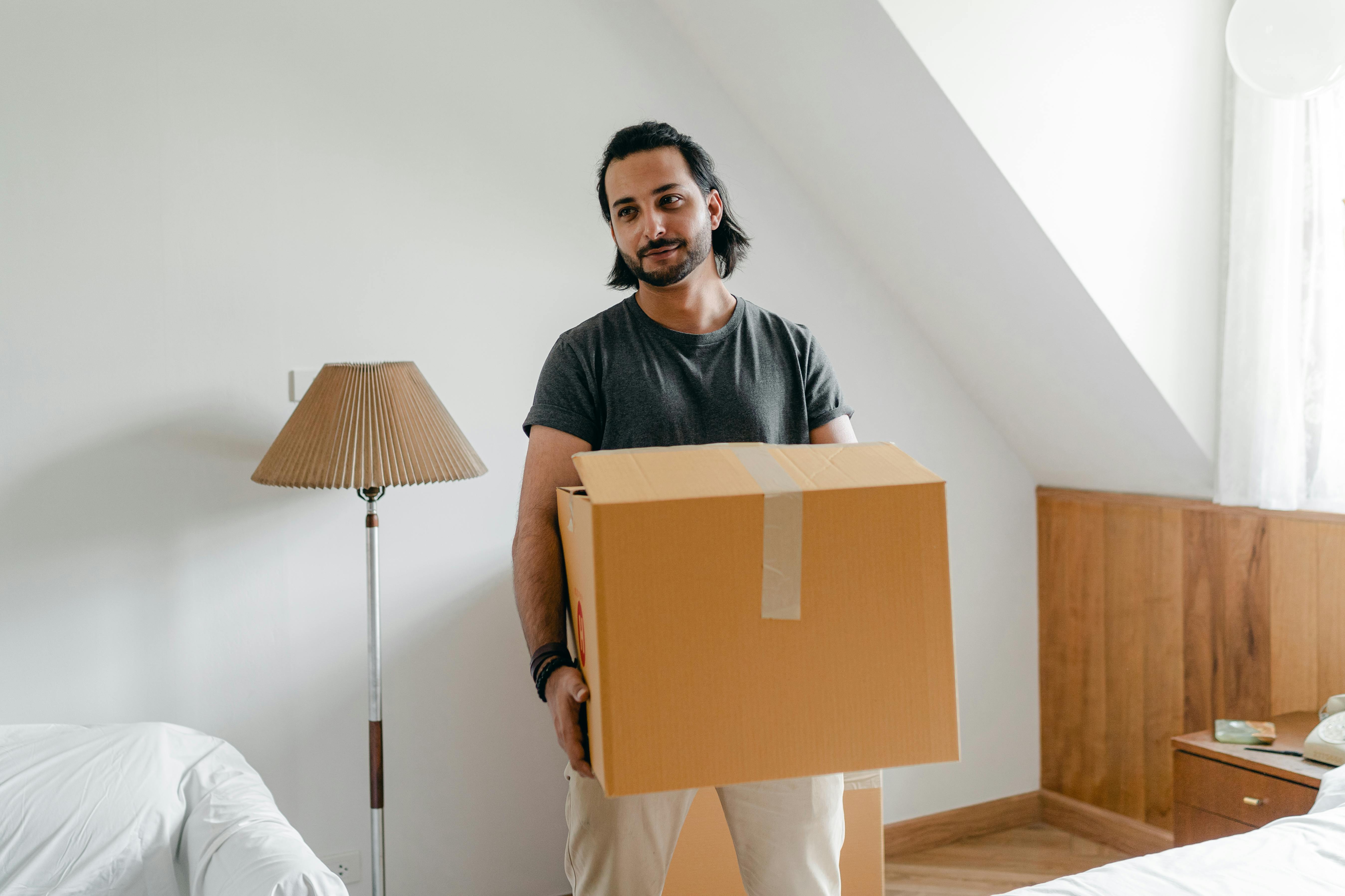 Un hombre moviéndose en | Fuente: Pexels