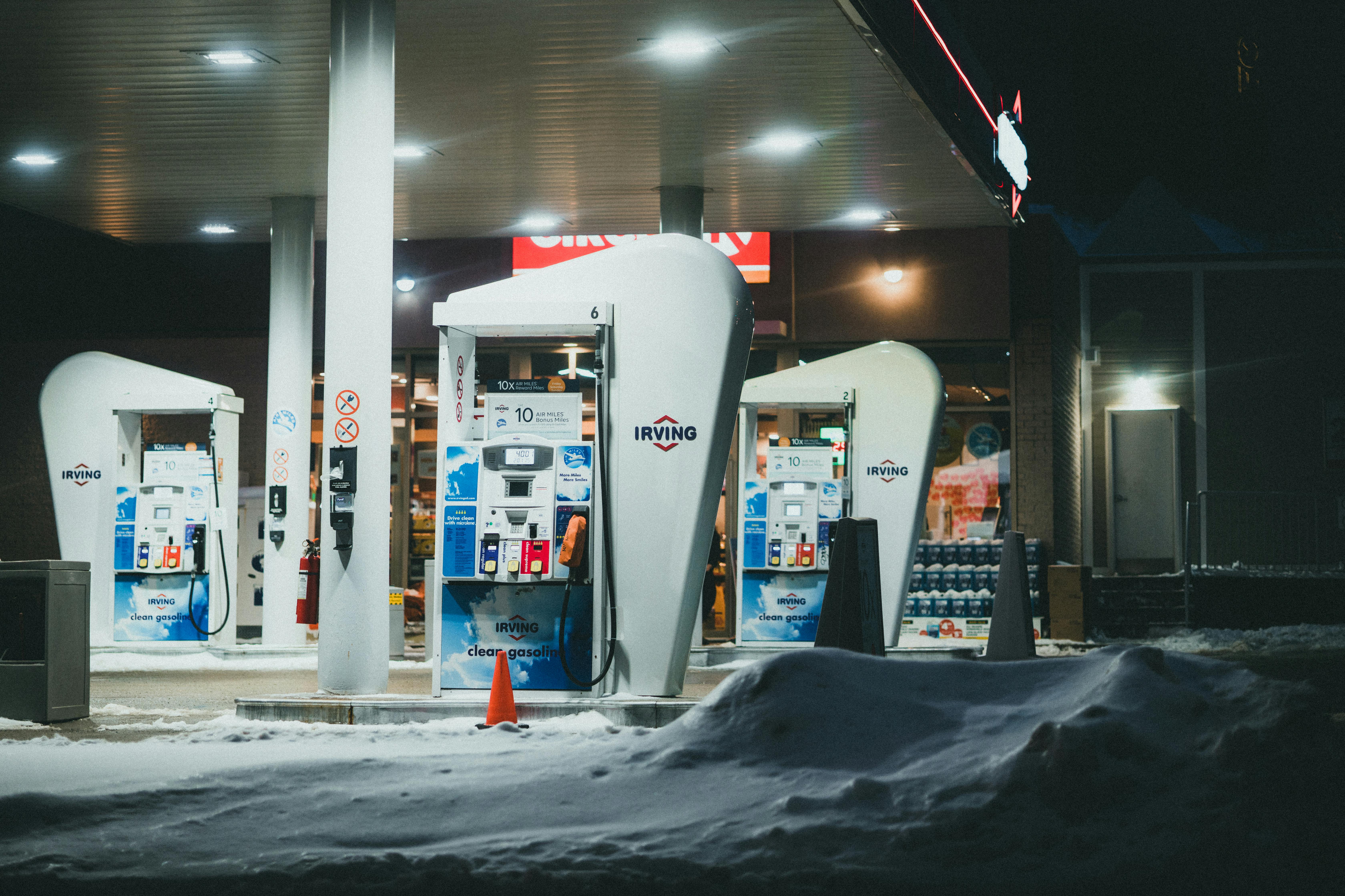 Una gasolinera en tiempo de nieve | Fuente: Pexels
