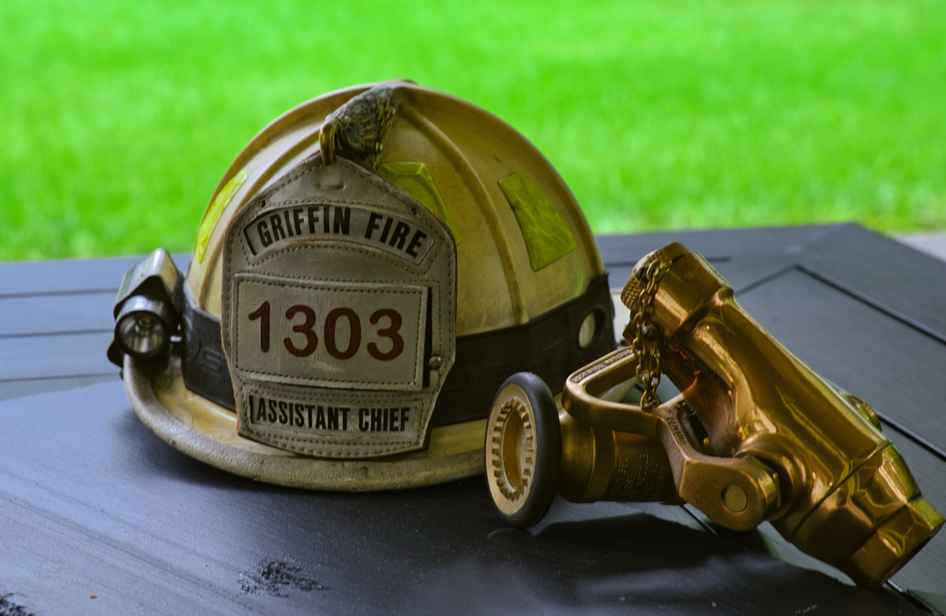 Casco y equipo de un bombero | Fuente: Unsplash