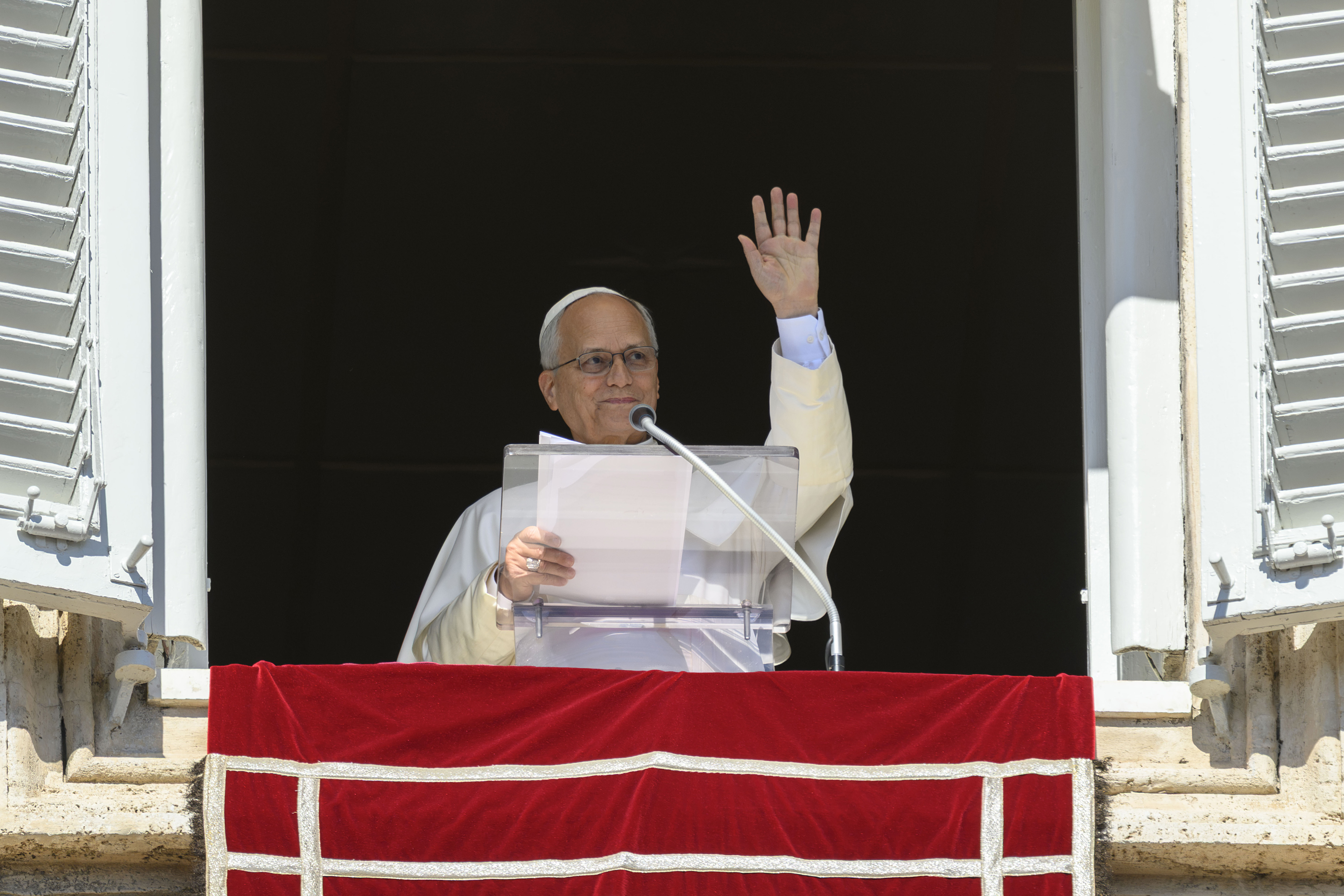 El papa León XIV saluda a los fieles desde una ventana del Vaticano durante su discurso del Ángelus del 11 de octubre de 2026. A pesar de mantener una agenda pública muy activa y de no tener problemas de salud conocidos hasta entonces, el pontífice anunció que los médicos le habían detectado un pequeño nódulo localizado en el pulmón que requeriría una intervención quirúrgica. | Fuente: Getty Images