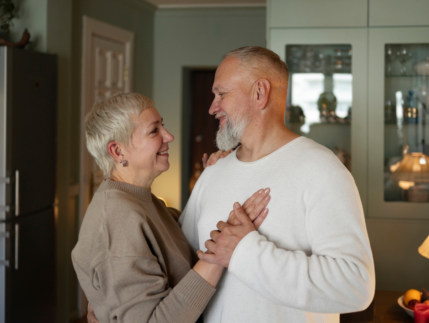 Una pareja de ancianos mirándose con amor y comprensión | Fuente: Freepik