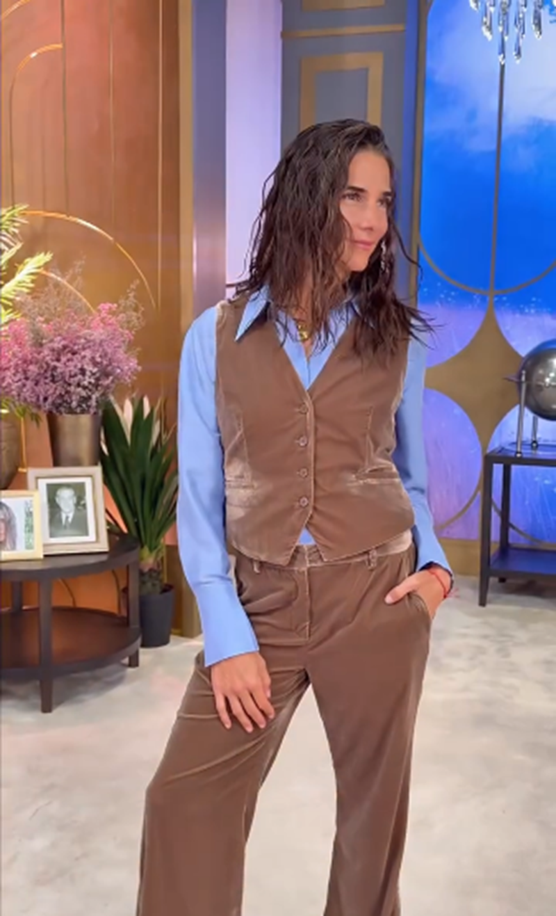 Juana Viale posando con un moderno conjunto de sastrería en terciopelo y seda | Fuente: Instagram/juanavialeoficial