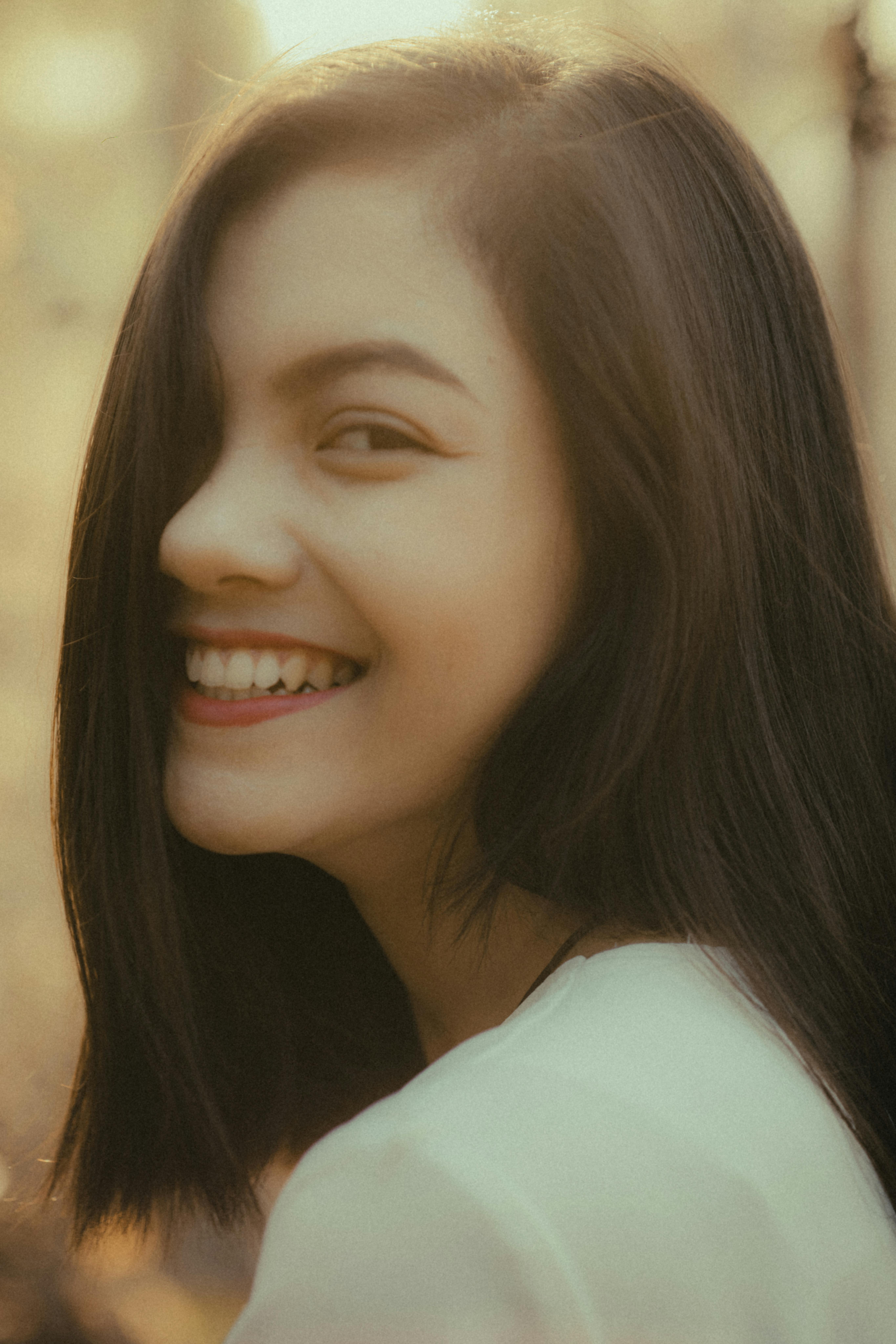 Una mujer sonriendo | Fuente: Pexels