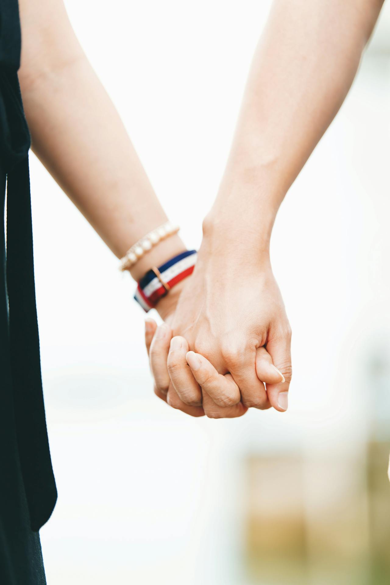 Un hombre cogiendo de la mano a su pareja | Fuente: Pexels