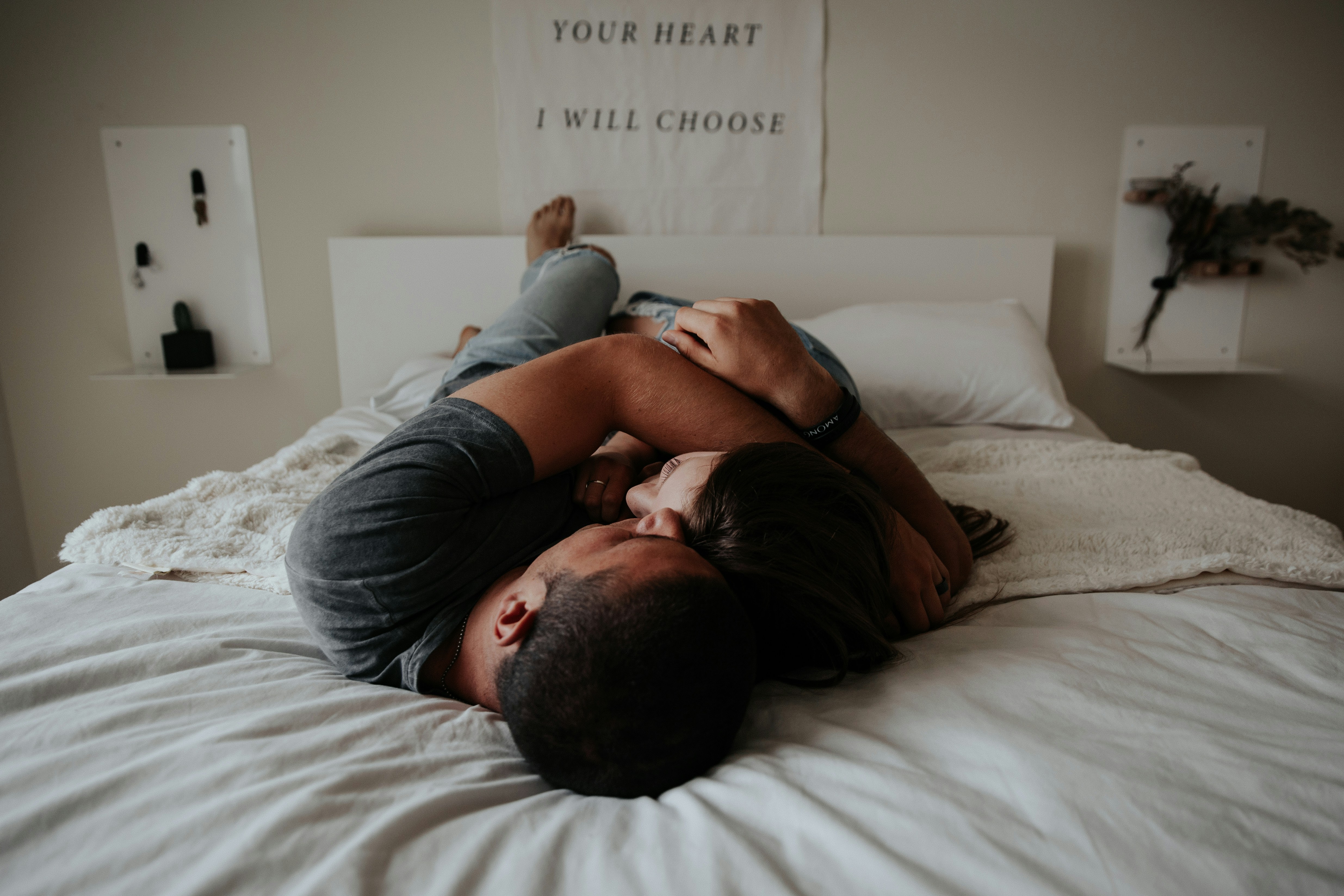 Una pareja abrazada en la cama | Fuente: Unsplash