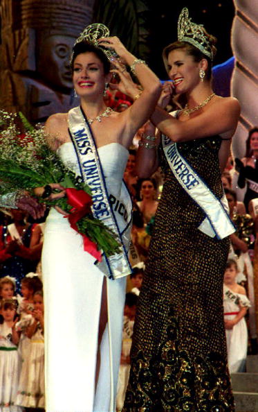 Michelle McLean (der.), Miss Universo 1992 de Namibia, coloca la corona a Dayanara Torres, de Puerto Rico (izq.), la nueva Miss Universo, el 24 de marzo | Fuente: Getty Images