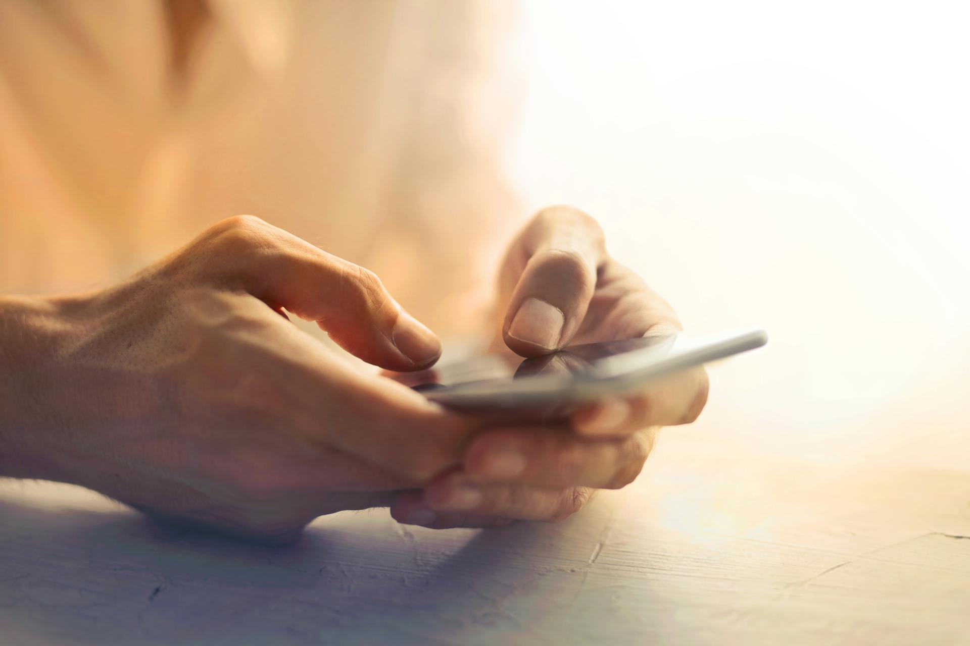 Una mujer utilizando su teléfono móvil | Fuente: Pexels