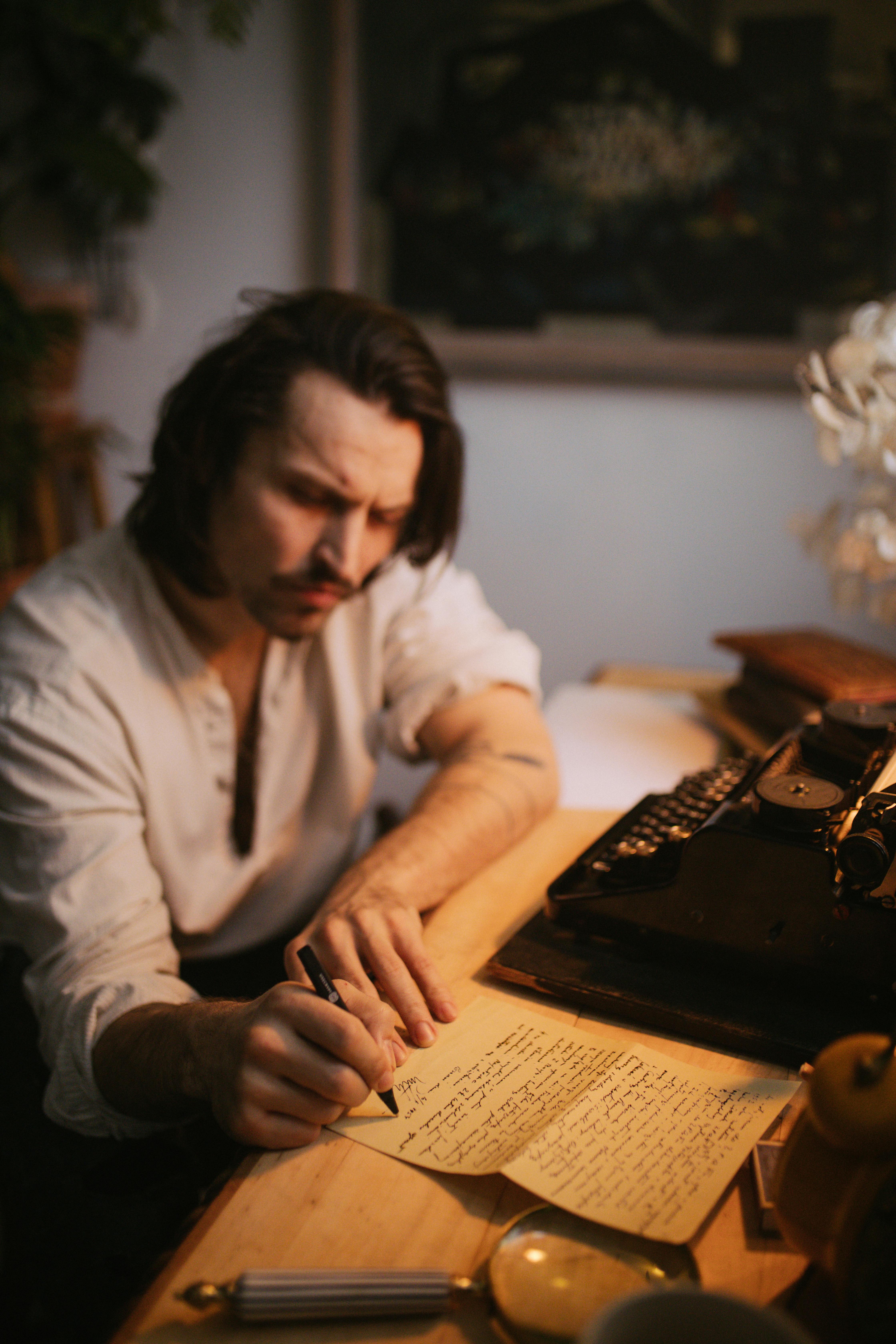 Una persona escribiendo una carta | Fuente: Pexels