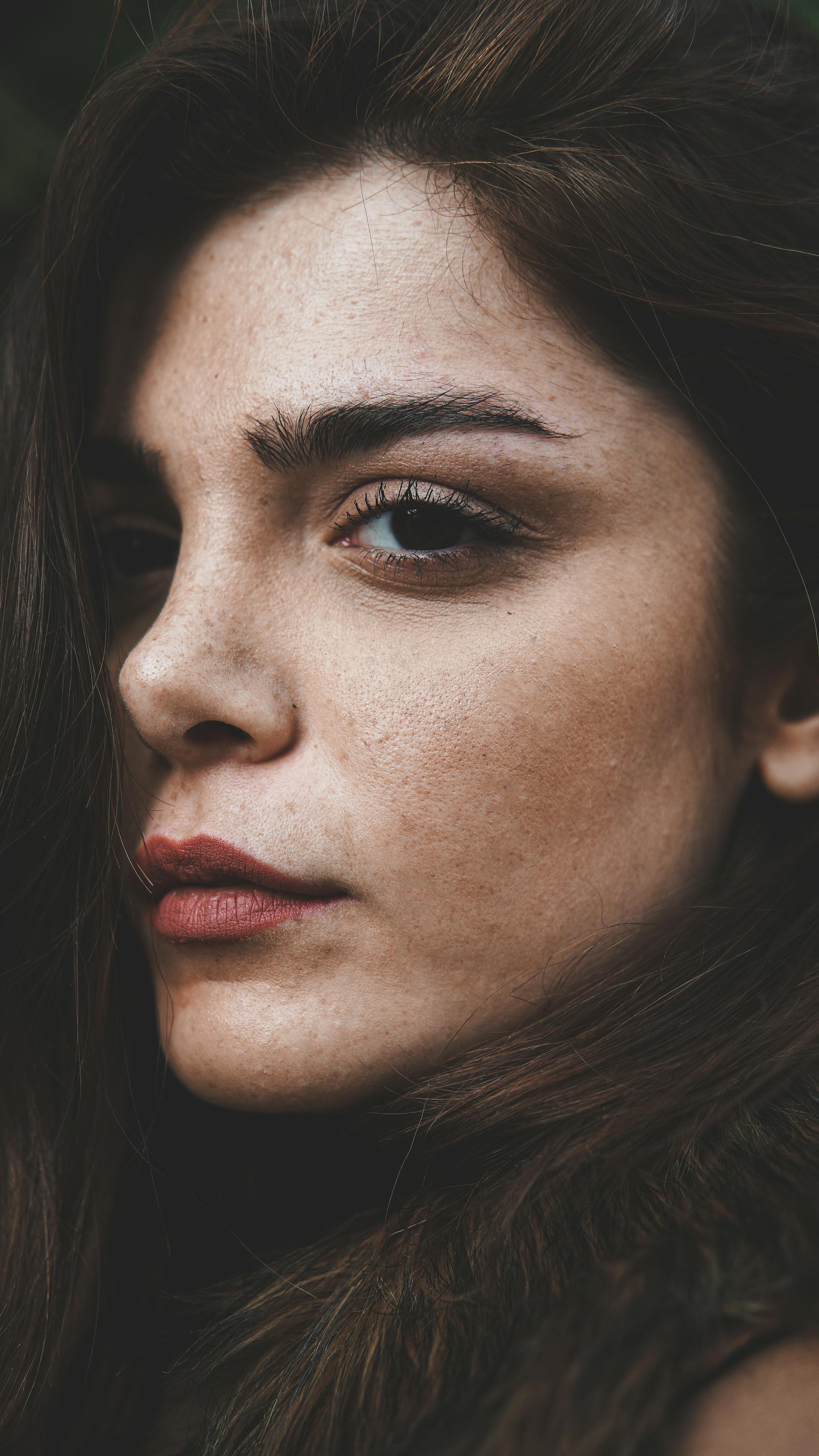 Una mujer con pecas mirando a un lado | Fuente: Pexels