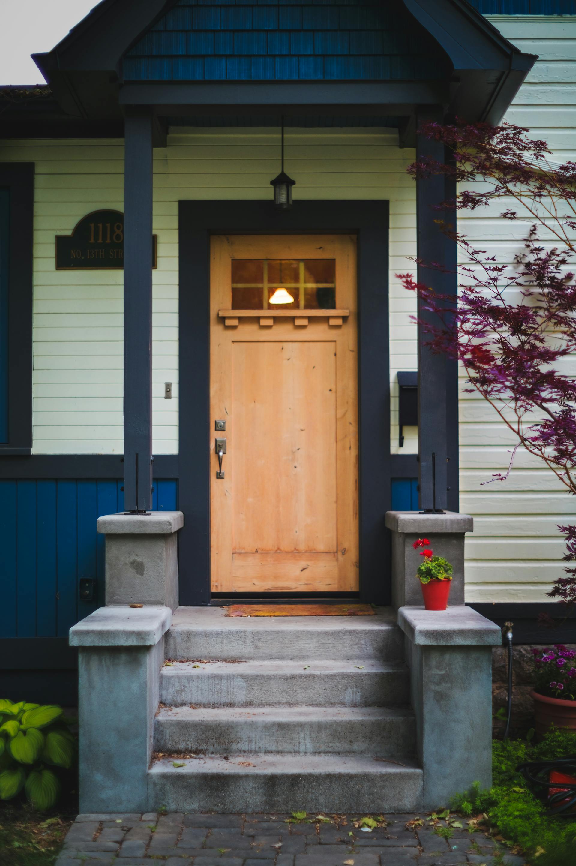La puerta principal de una casa | Fuente: Pexels