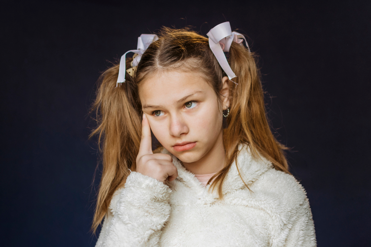 Una chica triste | Fuente: Freepik