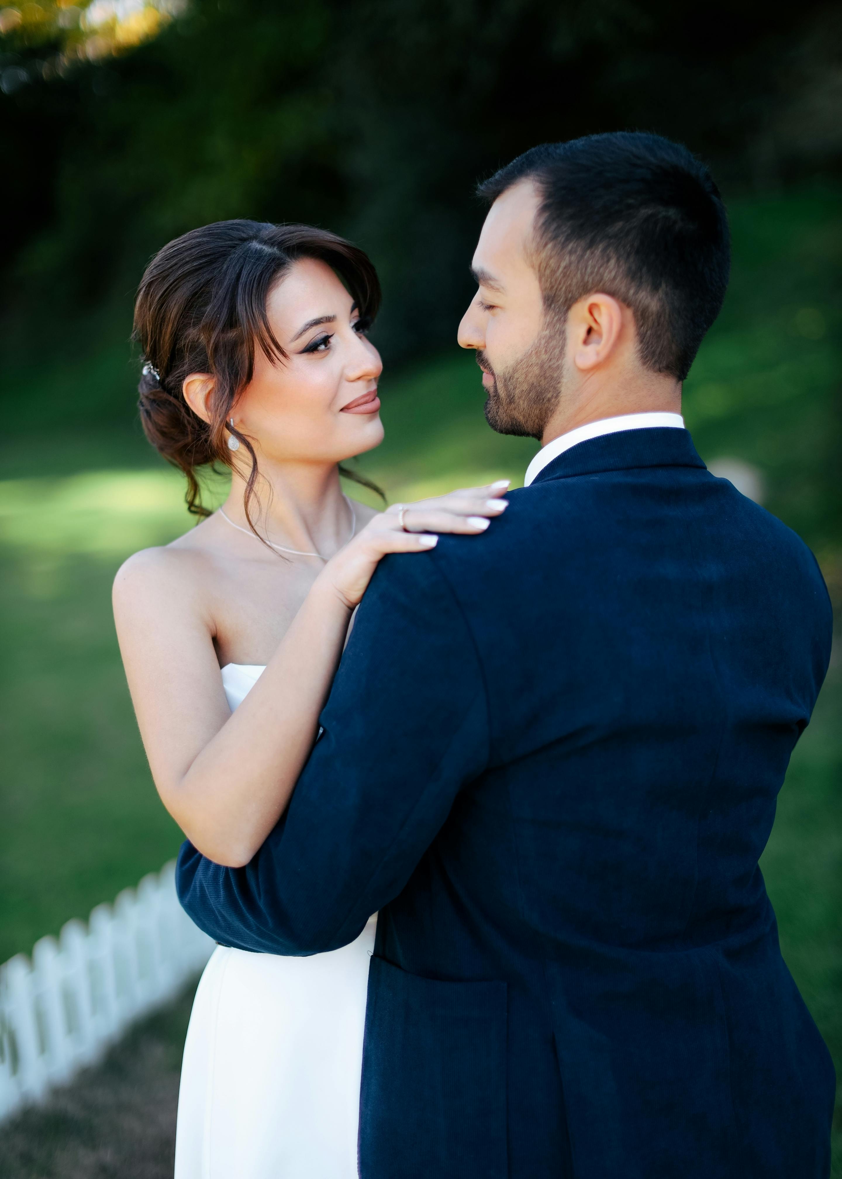 Felices recién casados bailando | Fuente: Pexels