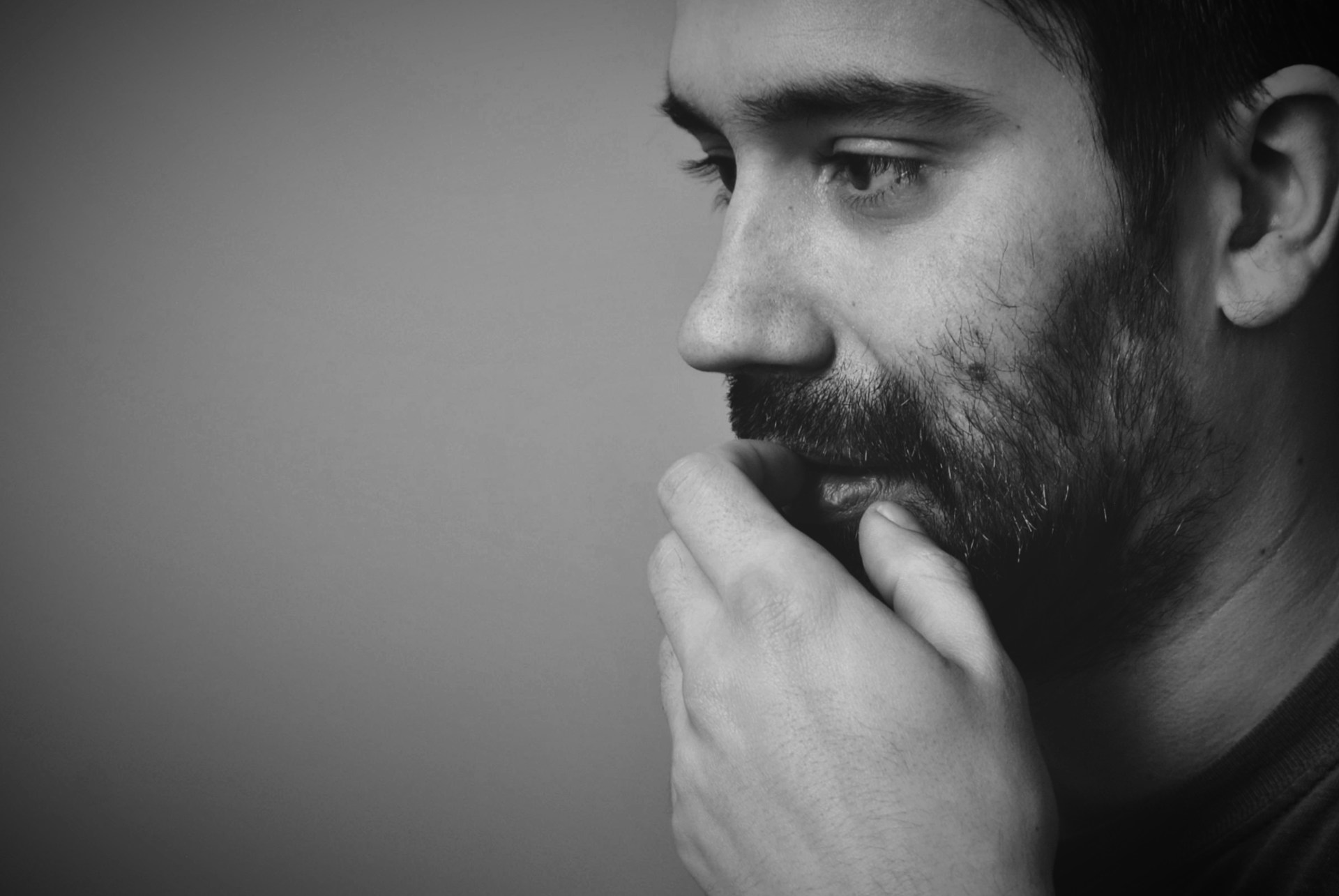 Un hombre reflexivo | Fuente: Unsplash