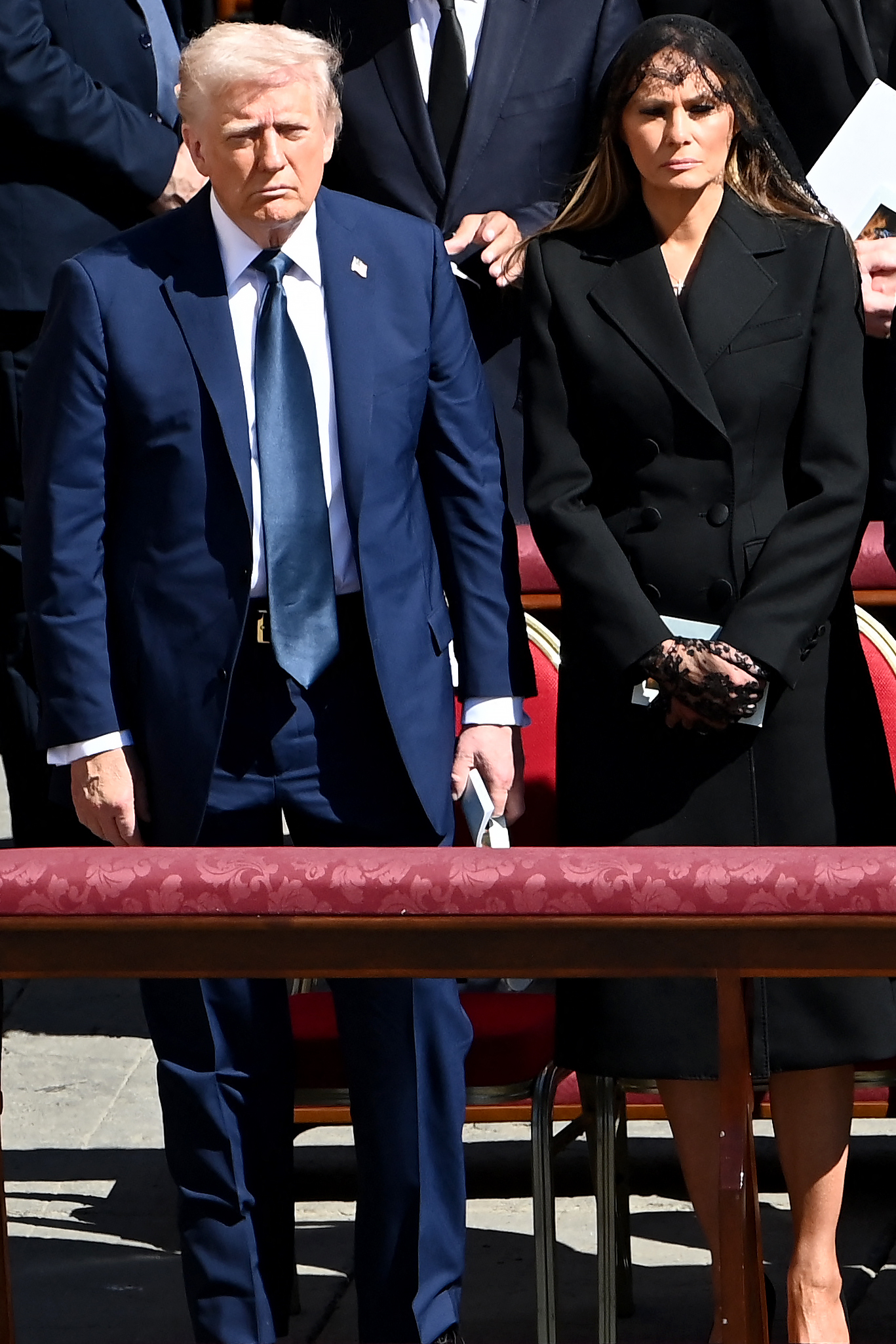 Donald y Melania están uno al lado del otro durante el funeral, sus expresiones son una mezcla de reverencia y tranquila reflexión, un homenaje silencioso al papa Francisco.