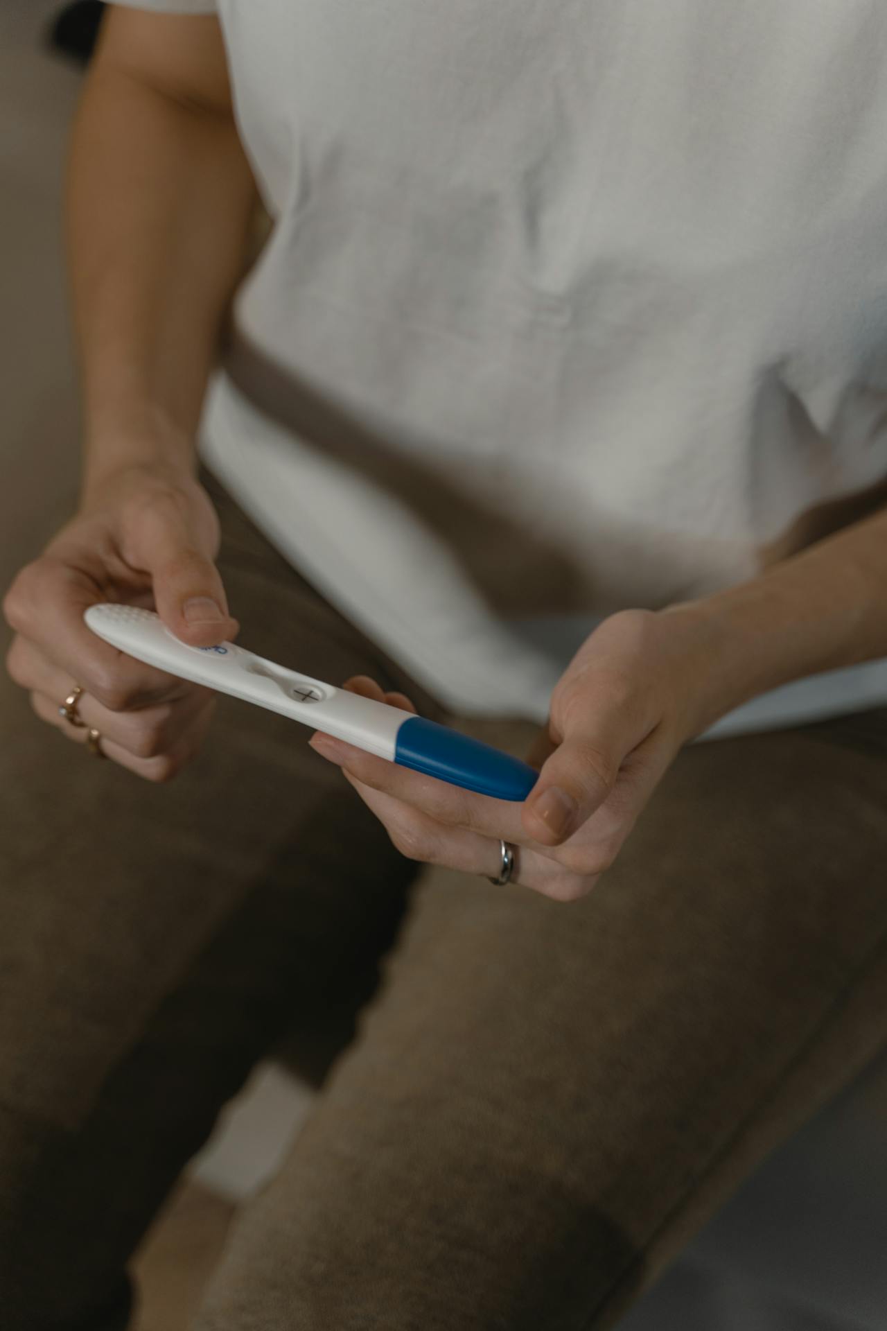Una mujer con un kit de prueba de embarazo | Fuente: Pexels