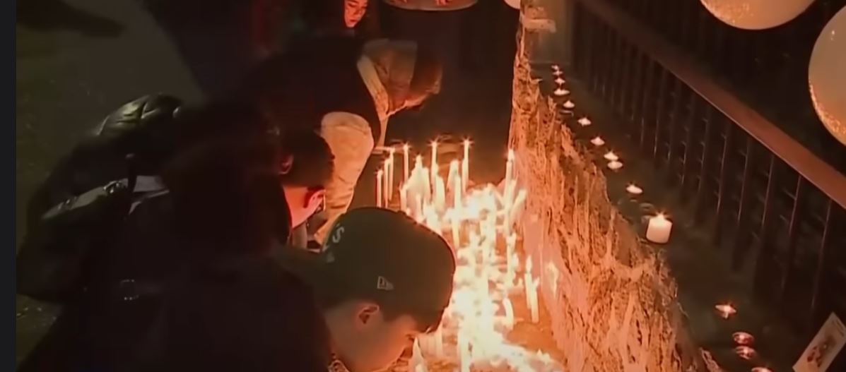 Personas homenajeando a los niños fallecidos | Fuente: YouTube.com/CHVNoticiasTV