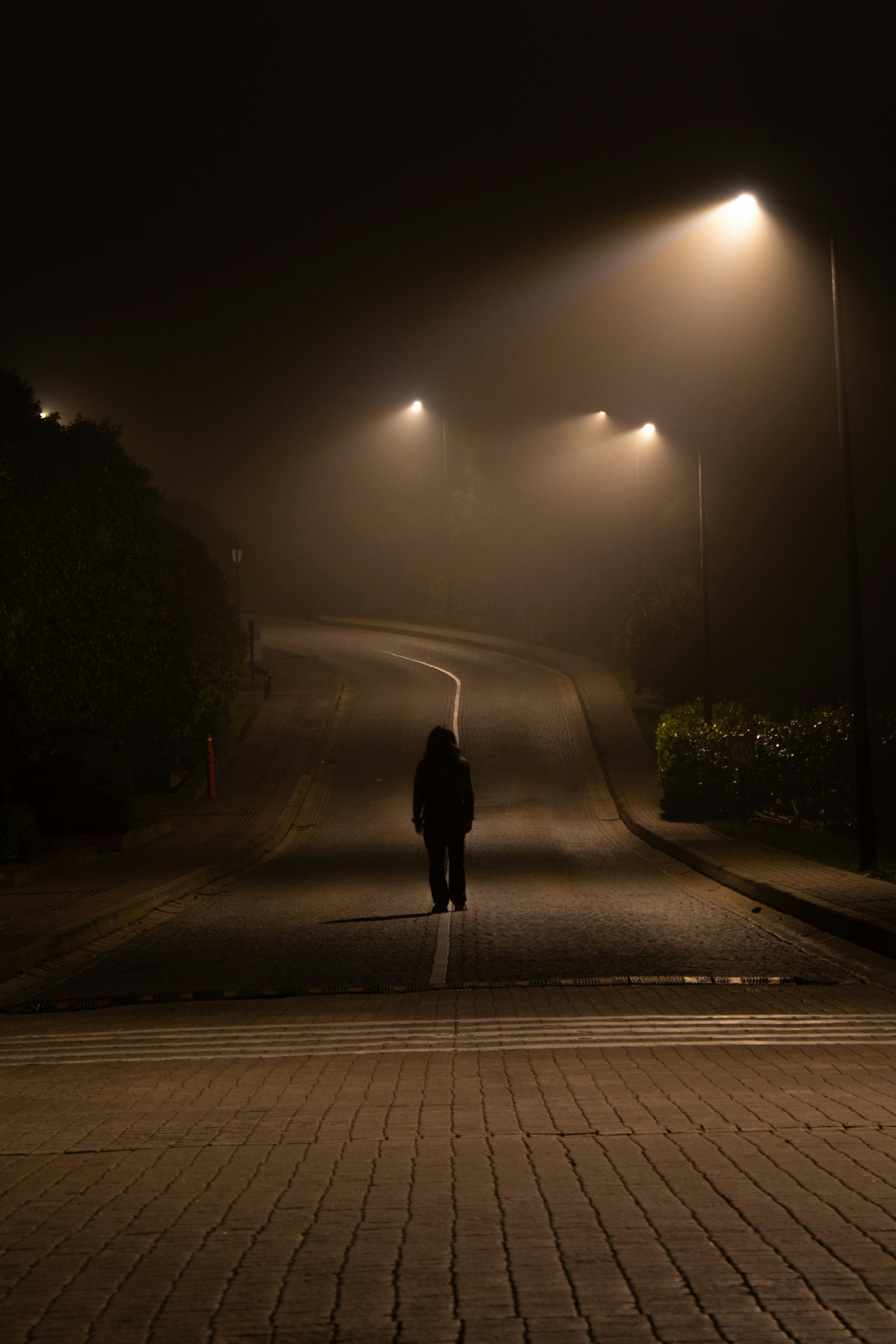 Un hombre en la carretera de noche | Fuente: Unsplash