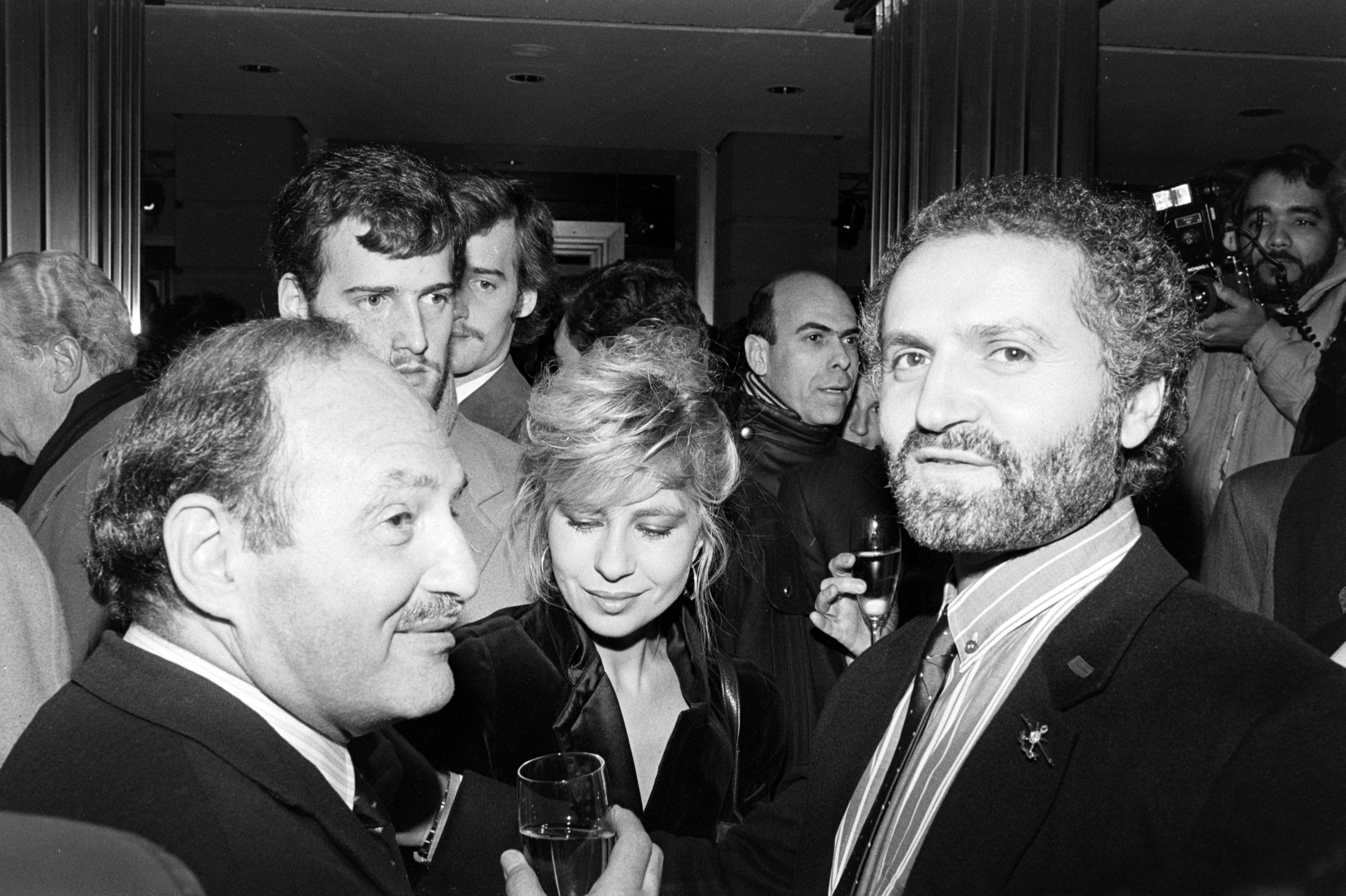 Gianni, Donatella Versace e invitados en la inauguración y fiesta de la boutique Gianni Versace el 2 de marzo de 1984 | Fuente: Getty Images.