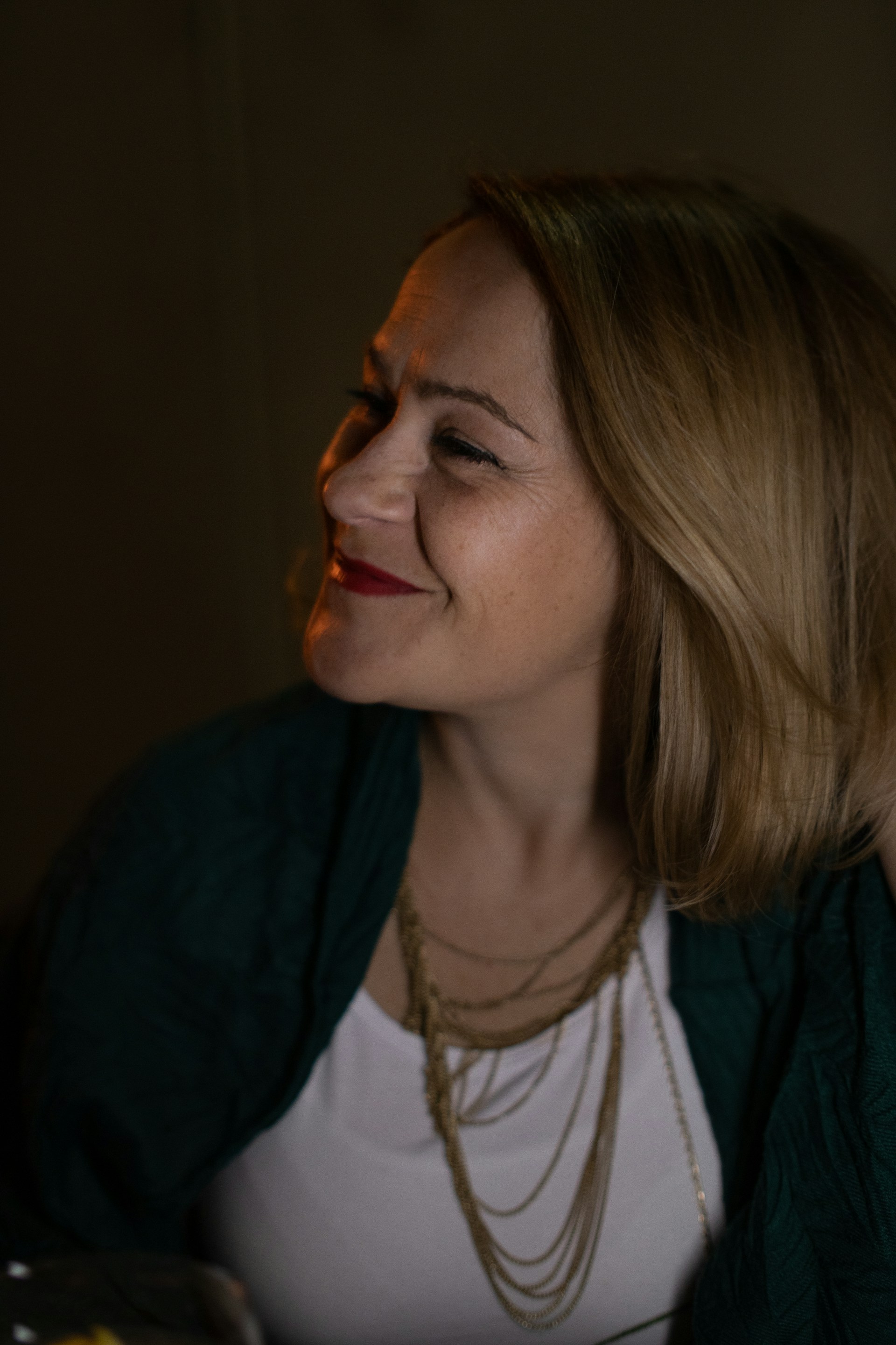 Una mujer sonriendo a alguien | Fuente: Unsplash