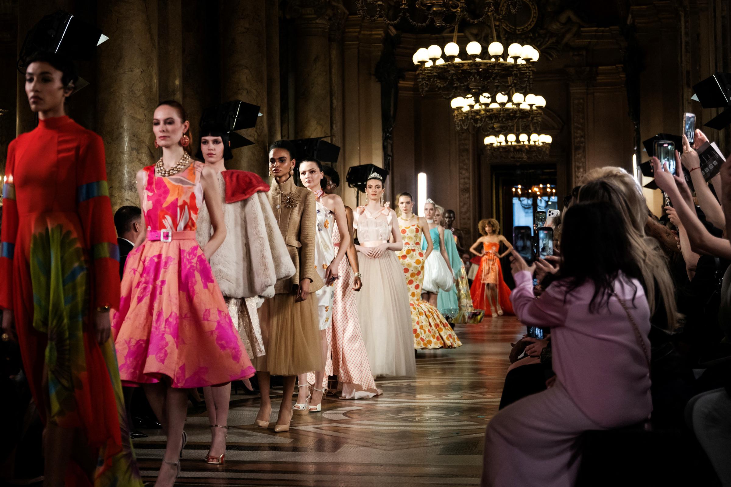 Modelos presentan la colección de Max Alexander para el desfile de moda de prêt-à-porter femenino Otoño/Invierno 2026-2027, en el marco de la Semana de la Moda Femenina de París, en el Palais Garnier, París, el 3 de marzo de 2026. | Fuente: Getty Images