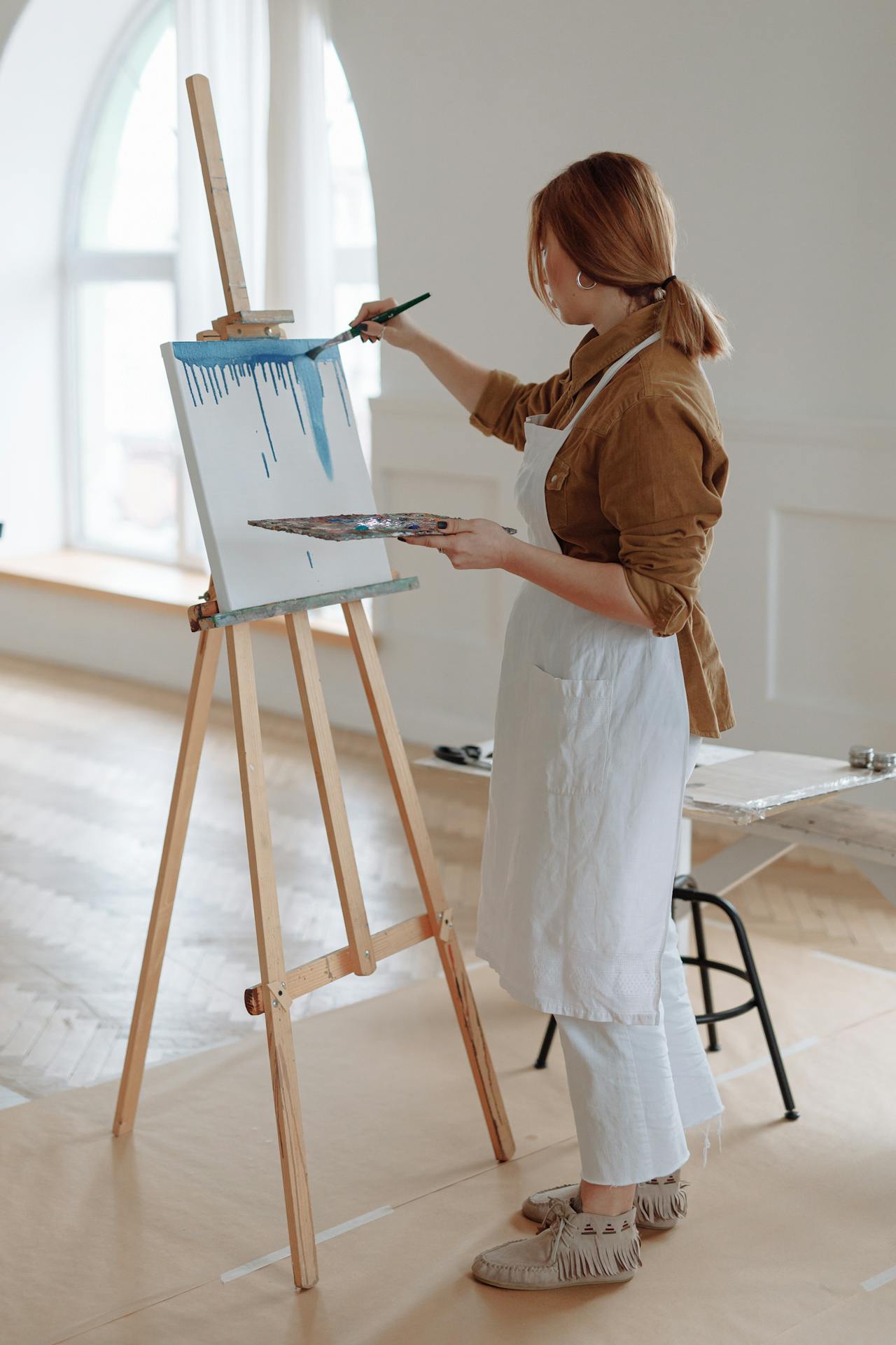 Una mujer pintando sobre un lienzo | Fuente: Pexels