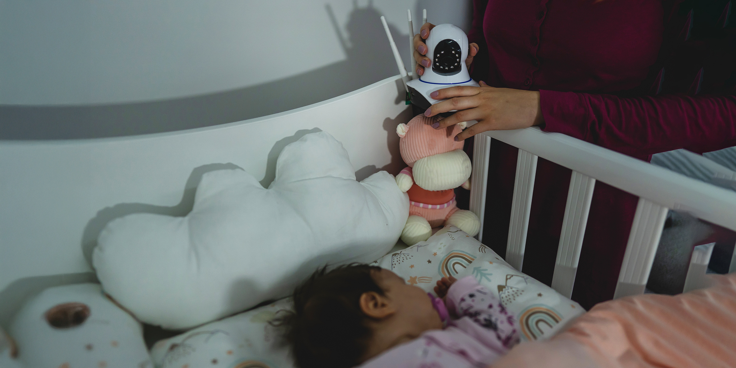 Mujer colocando un monitor de bebés | Fuente: Shutterstock