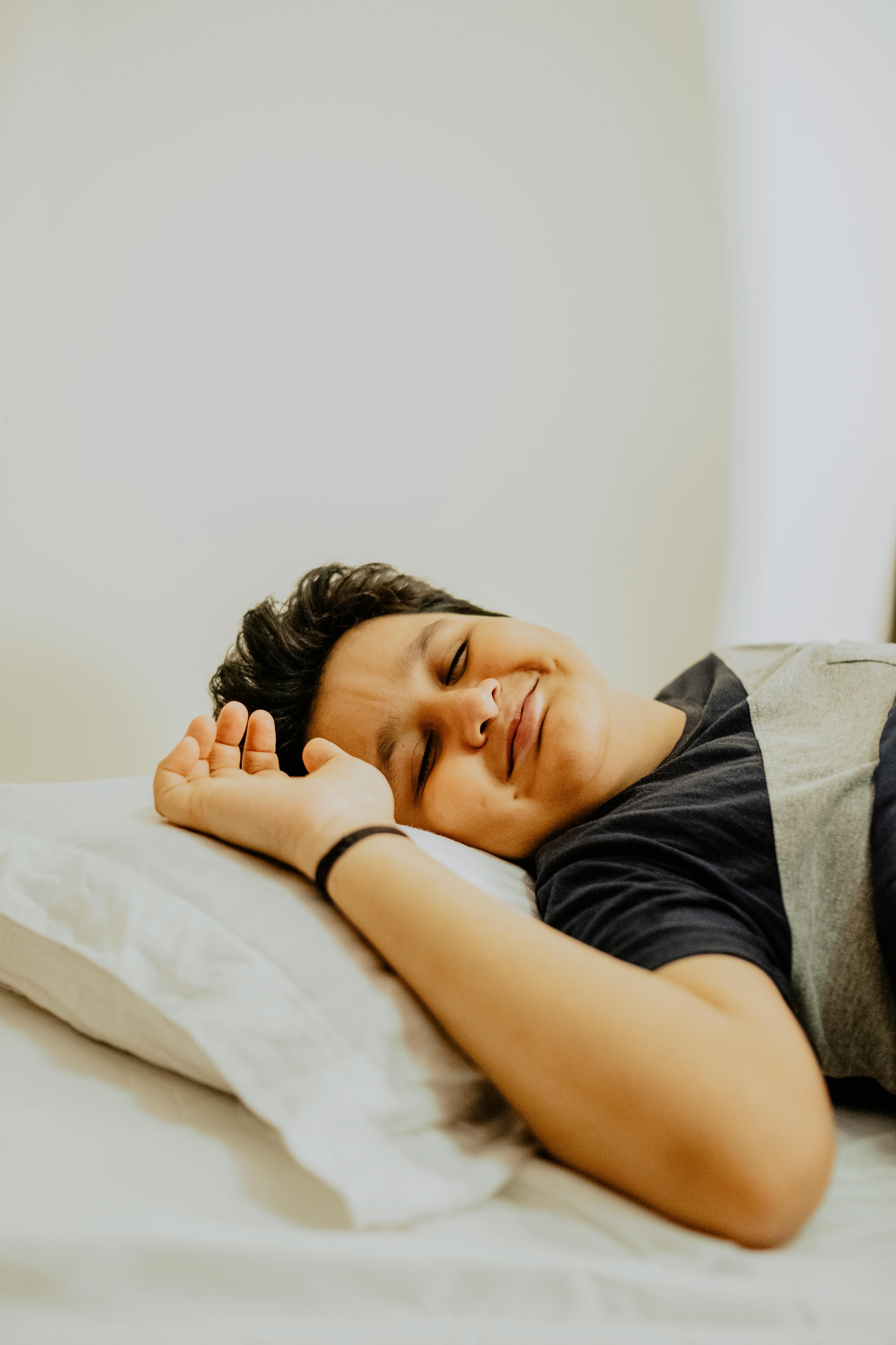 Un niño feliz durmiendo | Fuente: Pexels