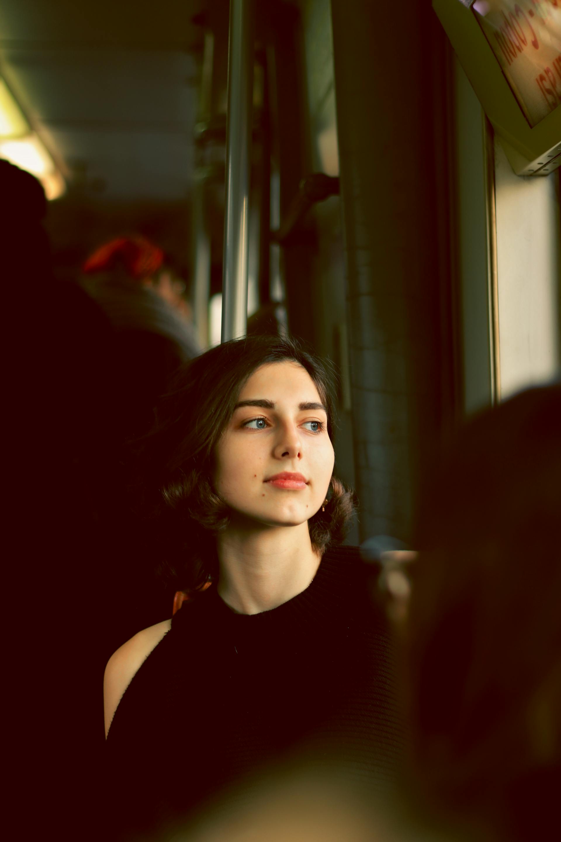 Una mujer reflexiva | Fuente: Pexels