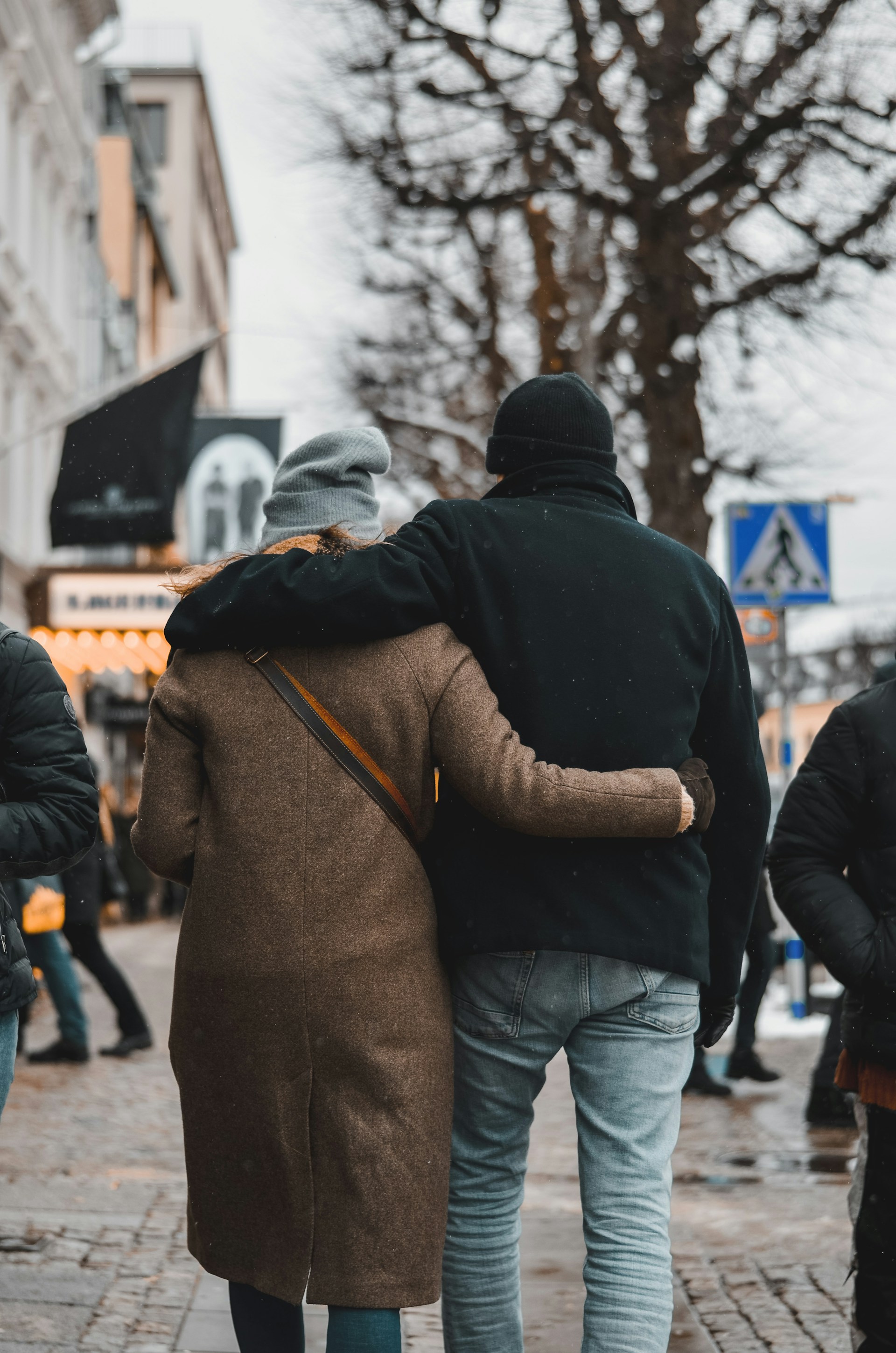 Una pareja abrazándose y paseando por la calle | Fuente: Unsplash